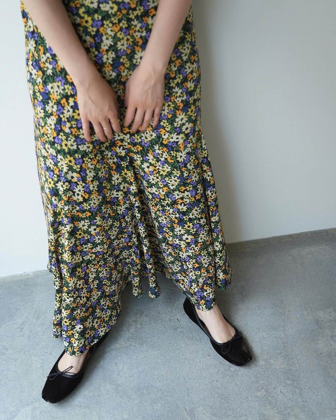 IENAさんのインスタグラム写真 - (IENAInstagram)「▼ NEW BOTTOMS 秋まで使えるフラワープリントのボトムスを、スタイリングでご紹介！ ⁡ ⁡ “フラワープリントエスカルゴスカート” ⁡ ウエスト周りはスッキリと、 軽やかに揺れるさりげない華やかさがレディな印象に。 ⁡ ⁡ ￣￣￣￣￣￣￣ ⁡ styling 1 ⁡ ⁡ フラワープリントエスカルゴスカート ¥19,800(税込) Size:36,38 Color:ブラックA No.23060900403030 店舗→7/6(木)入荷 札幌,広島,九州店舗は、7/7(金)入荷予定 ⁡ ⁡ ハイゲージ裏毛ノースリーブプルオーバー ¥10,450(税込) Size:free Color:グレー,ネイビー No.23070900031030 店舗→7月下旬入荷予定 EC→予約販売中 ⁡ ⁡ SPELTA UMA Velluto バレエシューズ ¥37,400(税込) Size:36,37,38,39 Color:ブラウン No.23093910000730 ⁡ ⁡ BEN AMUNイヤリング ¥20,900(税込) Size:free Color:ゴールド No.23091910007630 ⁡ ⁡ styling2 ⁡ COUTURE D`ADAM COWBOY KATE LOGO TEE ¥10,450(税込) Size:free Color:ホワイト No.23070910011010 ⁡ ⁡ MARLOTAレザーボックスバッグ ¥42,900(税込) Size:free Color:ブラック No.23092910000230 ⁡ ⁡ IENA ポインテッドフラットサンダル ¥16,500(税込) Size:35,36,37,38,39 Color:ホワイト,ブラック No.23093910008810 ⁡ ⁡ ￣￣￣￣￣￣￣ ⁡ #iena #iena_23ss #baycrews #baycrewsstore  #fashion #ファッション#夏 #夏コーデ #2023_07_newarrival」7月4日 21時29分 - iena_jp
