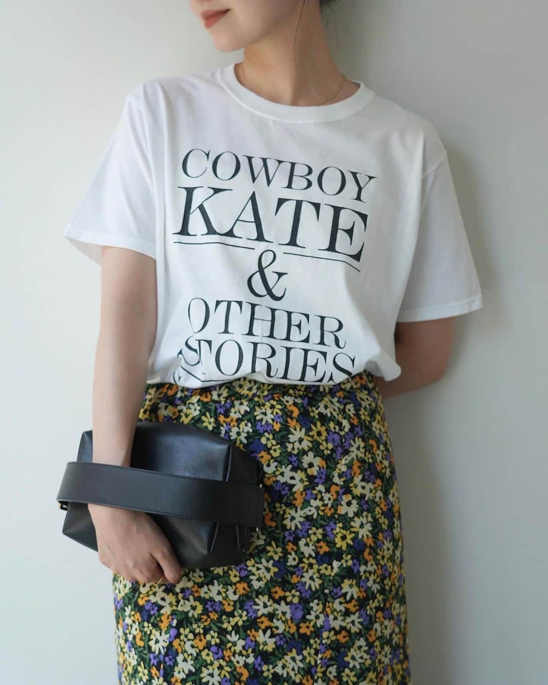IENAさんのインスタグラム写真 - (IENAInstagram)「▼ NEW BOTTOMS 秋まで使えるフラワープリントのボトムスを、スタイリングでご紹介！ ⁡ ⁡ “フラワープリントエスカルゴスカート” ⁡ ウエスト周りはスッキリと、 軽やかに揺れるさりげない華やかさがレディな印象に。 ⁡ ⁡ ￣￣￣￣￣￣￣ ⁡ styling 1 ⁡ ⁡ フラワープリントエスカルゴスカート ¥19,800(税込) Size:36,38 Color:ブラックA No.23060900403030 店舗→7/6(木)入荷 札幌,広島,九州店舗は、7/7(金)入荷予定 ⁡ ⁡ ハイゲージ裏毛ノースリーブプルオーバー ¥10,450(税込) Size:free Color:グレー,ネイビー No.23070900031030 店舗→7月下旬入荷予定 EC→予約販売中 ⁡ ⁡ SPELTA UMA Velluto バレエシューズ ¥37,400(税込) Size:36,37,38,39 Color:ブラウン No.23093910000730 ⁡ ⁡ BEN AMUNイヤリング ¥20,900(税込) Size:free Color:ゴールド No.23091910007630 ⁡ ⁡ styling2 ⁡ COUTURE D`ADAM COWBOY KATE LOGO TEE ¥10,450(税込) Size:free Color:ホワイト No.23070910011010 ⁡ ⁡ MARLOTAレザーボックスバッグ ¥42,900(税込) Size:free Color:ブラック No.23092910000230 ⁡ ⁡ IENA ポインテッドフラットサンダル ¥16,500(税込) Size:35,36,37,38,39 Color:ホワイト,ブラック No.23093910008810 ⁡ ⁡ ￣￣￣￣￣￣￣ ⁡ #iena #iena_23ss #baycrews #baycrewsstore  #fashion #ファッション#夏 #夏コーデ #2023_07_newarrival」7月4日 21時29分 - iena_jp