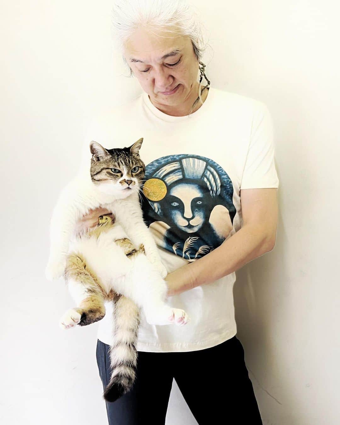 イマイアキノブのインスタグラム：「✺ 通販開始  IMAIAKINOBU SHOP ONLINE にて販売中 https://imaiakinobu.base.ec/ ♠︎インスタグラム プロフィール欄にあるURLからどうぞ  新作Tシャツ&トートバッグ  タイトルは『十五夜』 画 イマイアキノブ  Tシャツ  サイズ S M L ボディの色はオフホワイト ¥3500  トートバッグ  サイズ 本体W36×H37×D11 持手 2.5×47 内容量 10L ¥2500」