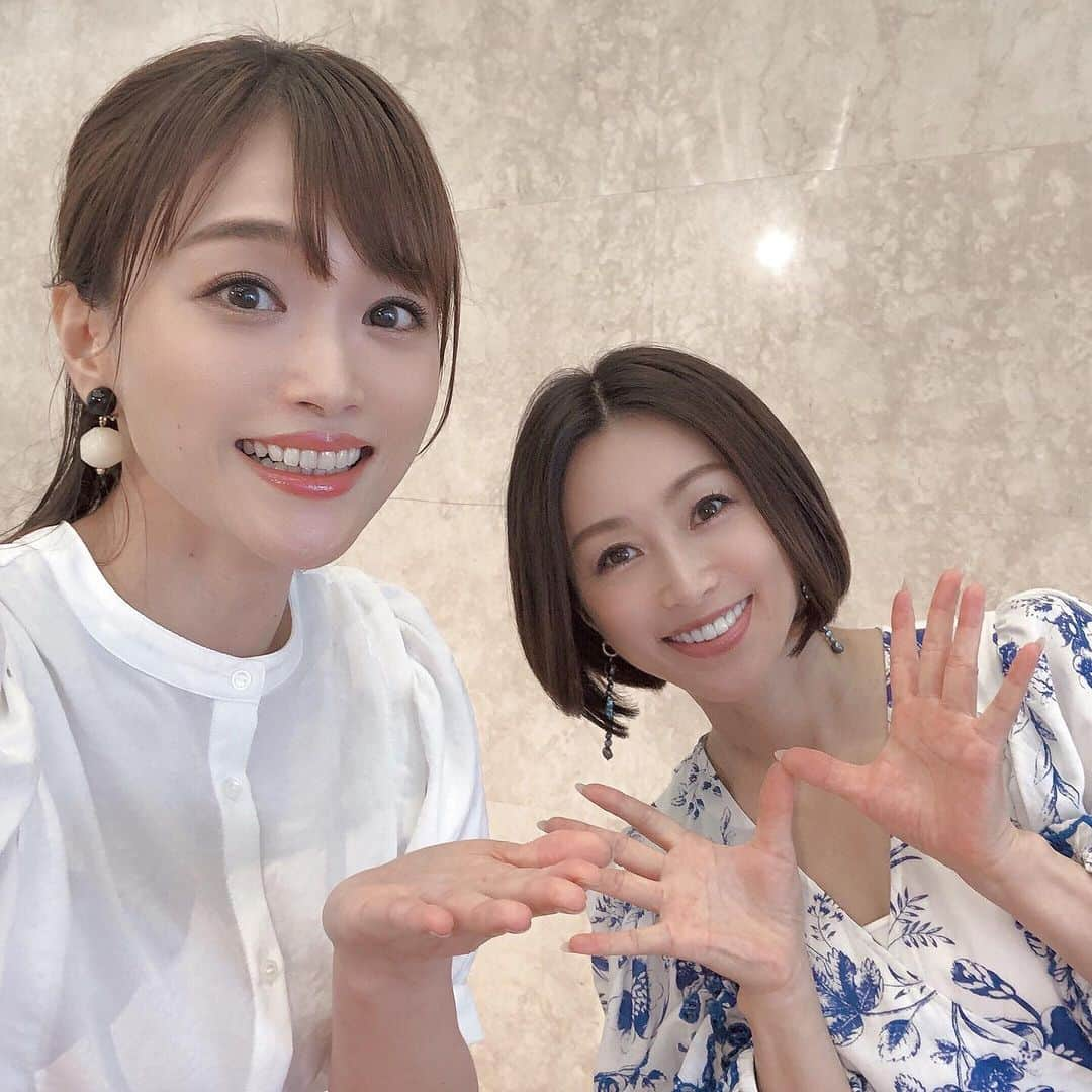 村山千代さんのインスタグラム写真 - (村山千代Instagram)「🦣 「マンモスうれピー🥹!!!!!」  本日最初のお仕事は… 可愛くて優しい酒井法子さん＝のりピーさんの記者会見。  のリピーさん初の生配信番組「のりニコ！」が ７月13日にニコニコチャンネルプラスではじまります。 その記者会見の進行役をさせてもらいました。  ミニライブに豪華ゲストのコーナーに、 もしかしたらスタジオの外から配信も？ 楽しい企画満載になりそうですよー♡  記者会見の後ダメ元でお写真を頼んだら、 ツーショットで撮ってくださいました😍  #ありがとうございます  #のりピー さん #酒井法子 さん #記者会見 #司会 #のりニコ！ #ニコ生」7月4日 21時42分 - chiyocolate420