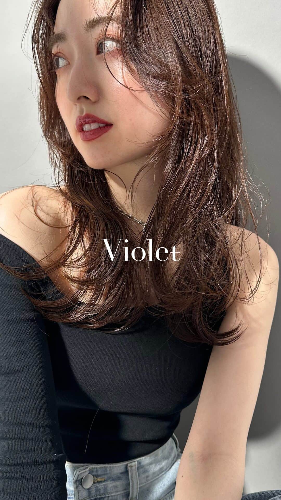前原穂高のインスタグラム：「ヘア撮影で1番難しいと思う服は 実は｢ブラック｣なんだよね、なんでかというと ・髪の毛の毛先が同化しやすい ・印象が引っ張られる からなんだけど、 それでもバチッと決まったら嬉しい🙈  きめるコツはコメント欄に書くね🙊  #美容室Violet #艶感 #くびれ #外ハネ #コテ風パーマ #韓国ヘアー #髪質改善トリートメント #ヨシンモリ #外ハネパーマ #くびれセミディ #ウルフ #寒色系カラー #ふわミディ #シースルーバング #小顔カット #大人可愛い #ハイライト #前髪カット #斜めバング #かきあげバング #ほだかっと #ほだからー #前原穂高」