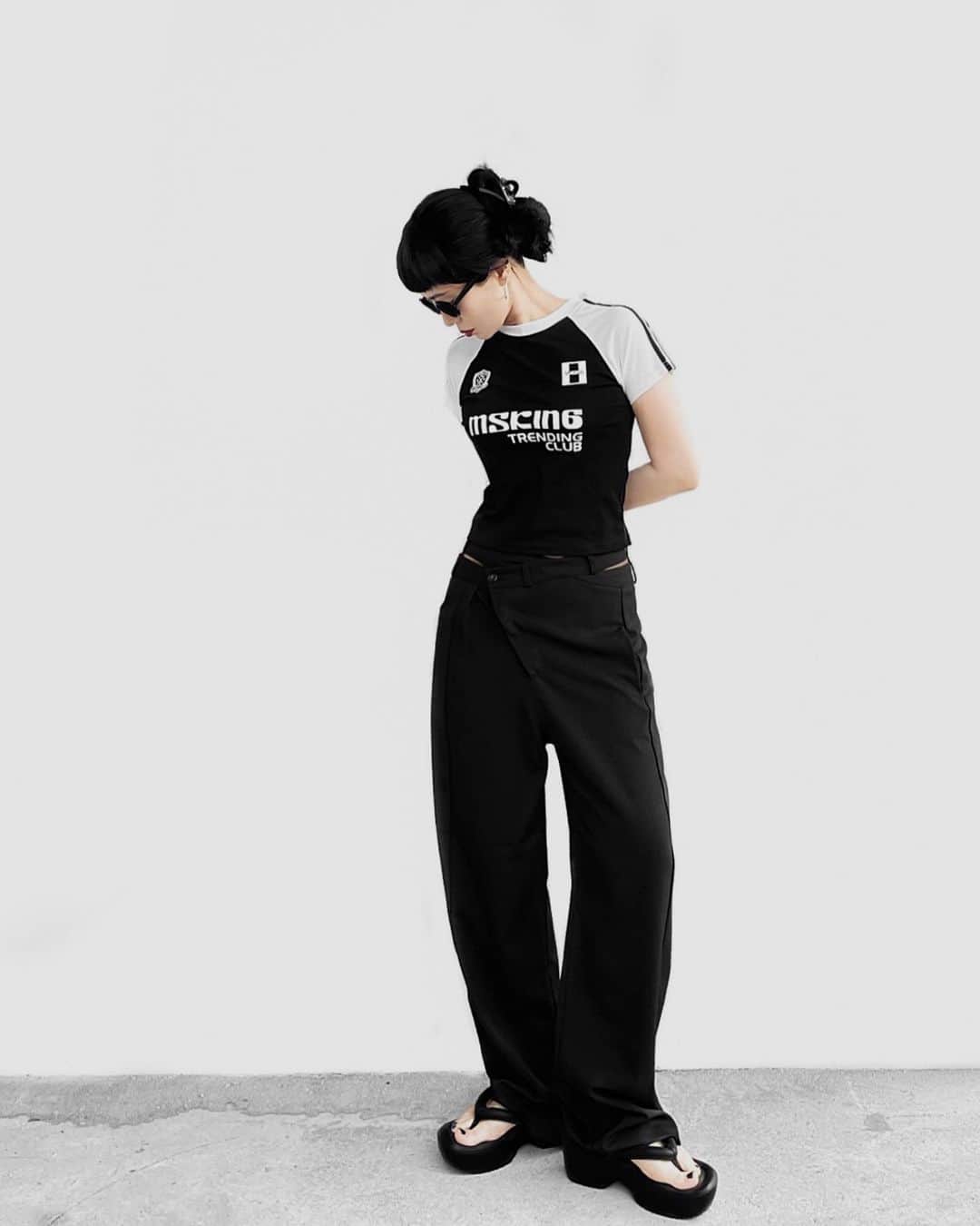 lve_xxxxのインスタグラム：「. . 2023.07.09発売 Ai  select ( @lveu.official )  ▪️ Racing cropped t-shirt  前投稿の色違い⚫️⚪️  とりあえず可愛い。 どんな合わせでもマッチする🙆  ワンピのインナーとかでも ちょい癖ありで可愛いと思うんよなー😁  皆さん、白黒どっち派 ⁉︎  なにわ男子のどっち派⁉︎ みたくゆーなし🤣 (だれもゆーてない。  .」