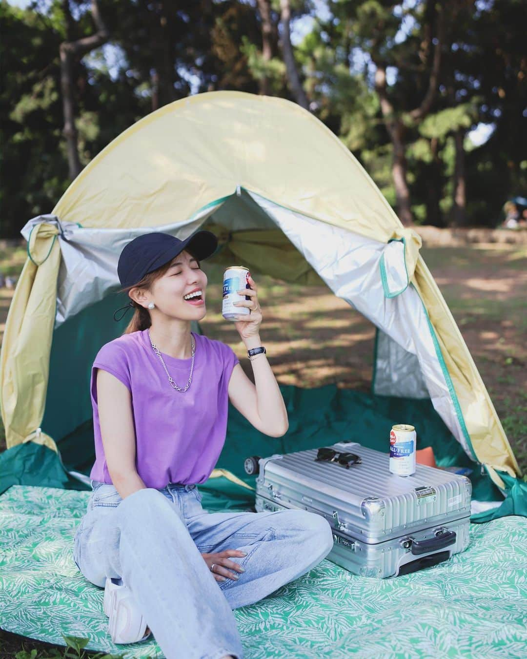 小松あやのインスタグラム：「. オールフリーアンバサダーとして活動しています🍺 　 本格的に暑くなってきて、  我が家のアウトドア熱が加速🏕️⛱️🐟 今日は空気の美味しいところまでお出かけ🚙🚙=꒱‧* ボール遊びやら凧揚げやら（走るのは私）  娘と遊ぶのは疲れるけど、久々に童心にかえるとそれはそれで  気持ちよくて楽しかったり。  　  そして遊んだ後のお供はやっぱりオールフリー🍻  乾いた喉にこののどごし、たまりませんなあ🥴  　 家族でアウトドアのお出かけは、やっぱり車移動になっちゃうから、ノンアルはマストアイテム☝️うちは晩酌時ももうここ数年ずっとノンアルなんだけど、最近はだんだんノンアルの人が増えてきてるみたい👏✨  オールフリーのおかげで、今年もいい夏が過ごせそうです🐋  　 #昼オールフリー部 #ノンアル曜日 #ノンアル #ノンアルコールビール #ノンアルコール #ランチ #ALLFREE #糖質ゼロ #アルコールゼロ #カロリーゼロ #昼飲み #おでかけ #ピクニック」