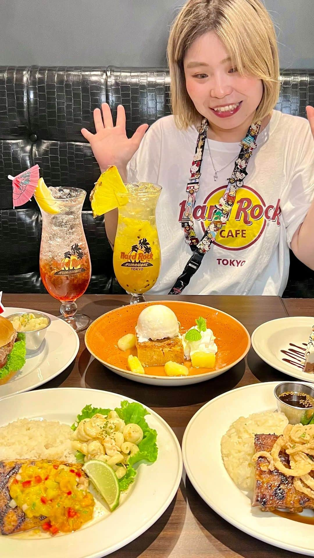 ハワイアン航空のインスタグラム：「今年もHard Rock Cafe で#HawaiianVibes を満喫😎  2020年から大好評の#HawaiianVibes が東京・六本木店、上野店、横浜店、そしてユニバーサル・シティウォーク大阪店で7月1日からスタート🍹 🍔#モチコチキン サンドイッチ 🍖ハワイアンBBQリブプレート 🐟ブラッケン#マヒマヒ のマンゴーサルサ添え 🍍パイナップルブロンディー 🫓ハウピアパイ  #ハワイアン航空 公認のメニューを#ハードロックカフェ でお楽しみください🤙 詳しくは各HRCのアカウントをチェック👇 @hrctokyo @hrcuyenoekitokyo @hrcyokohama @hrcucwosaka   #HardRockCafe #ハワイグルメ #ハワイの味 #Hawaii #ハワイ好きな人と繋がりたい」