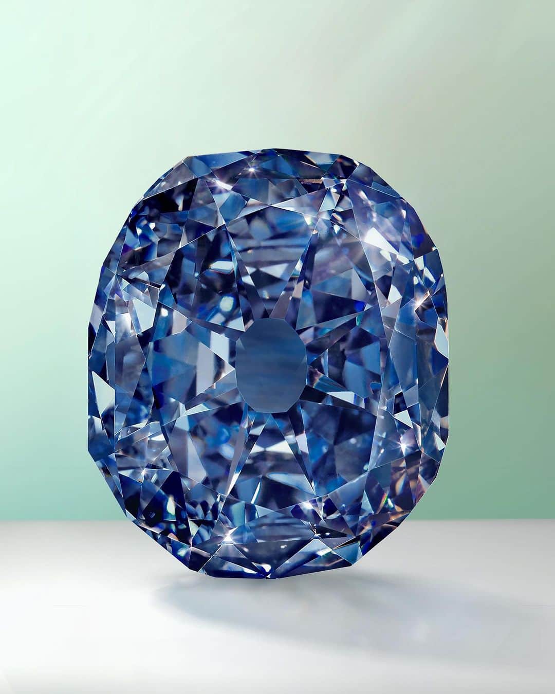 Graffさんのインスタグラム写真 - (GraffInstagram)「The Wittelsbach-Graff diamond weighs a breathtaking 31.06 carats – unheard of for a stone of this hue. When the diamond was acquired in 2009, Graff decided to re-polish it, repairing its surface and improving its colour, making it the largest natural Fancy Deep Blue Internally Flawless diamond ever discovered.  #GraffDiamonds」7月4日 21時51分 - graff