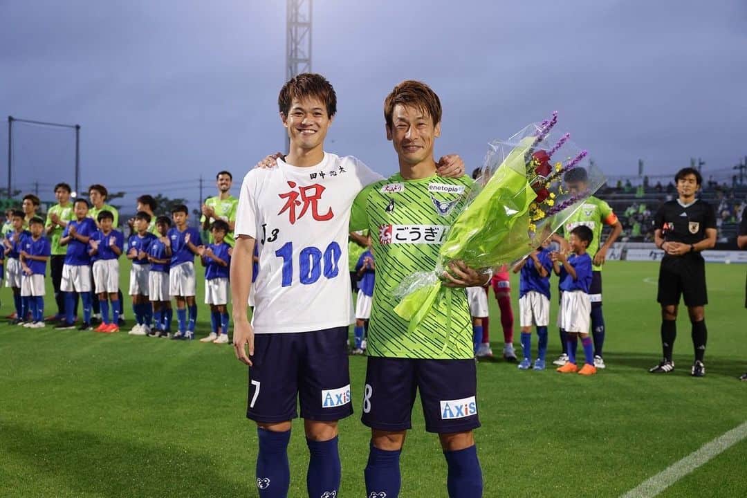 田中恵太のインスタグラム：「J3通算100試合出場のセレモニーしてもらいました！  おもろすぎだろ。 本当にありがとう。 もっと濃く長いキャリアに出来るように日々努力していきます！  #田中恵太#田村ですぅ〜#ガイナーレ鳥取#後ろで最高の笑顔」