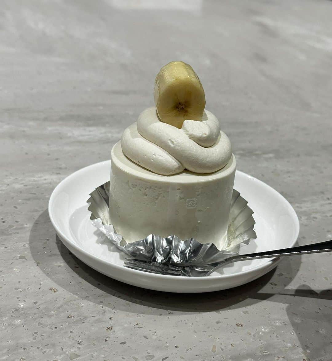 高木由梨奈のインスタグラム：「お惣菜はいつもテイクアウトしてるけど ケーキは初🧁🍌 ずーーっとたべてみたかった🥹♡ 一個で満腹大満足、幸せ。」