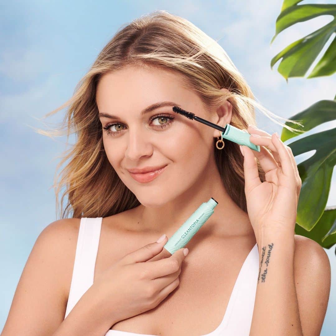 COVERGIRLさんのインスタグラム写真 - (COVERGIRLInstagram)「Our NEW Lash Blast Cleantopia Mascara is clean, vegan and @kelseaballerini’s favorite 💚  Leave some love for this iconic #Covergirl duo in the comments👇  #EasyBreezyBeautiful #Cleantopia #KelseaBallerini」7月4日 22時00分 - covergirl