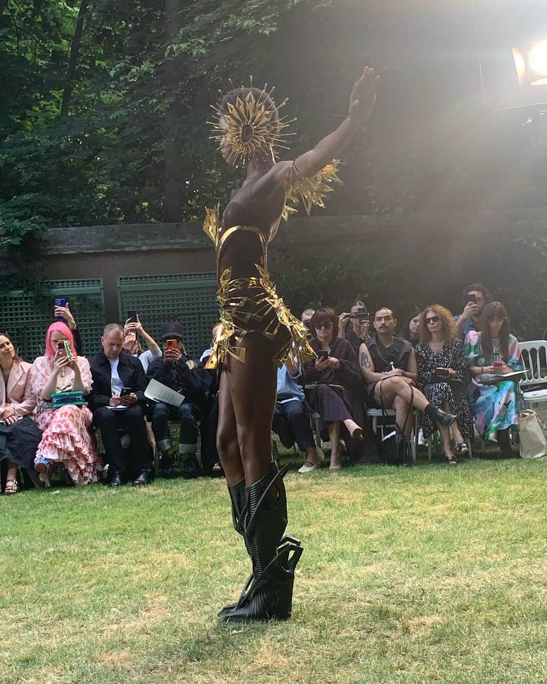 メイジー・ウィリアムズさんのインスタグラム写真 - (メイジー・ウィリアムズInstagram)「my first iris van herpen show first time seeing cgi in real life thom’s first haute couture show first time i heard someone call hector a ‘doggybag’  a big week for fashion x」7月4日 22時00分 - maisie_williams