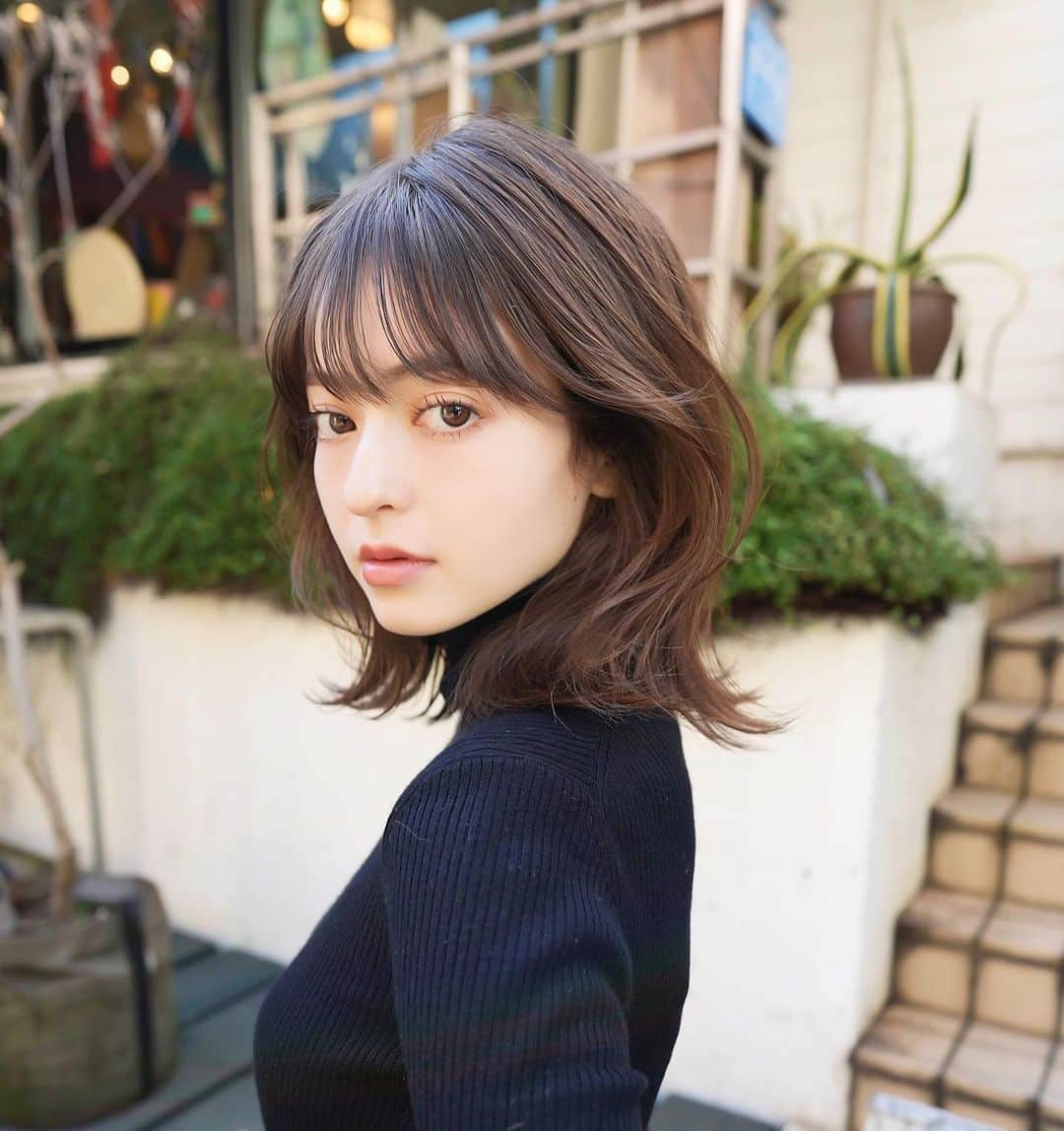 齋藤純也のインスタグラム：「ミディアムレイヤースタイル✂︎  柔らかい質感のヘアスタイルがこだわりです 骨格と輪郭と髪質に合わせて お客様に最上級のヘアスタイルをご提案させていただきます♪  ✴︎PRICE✴︎ カット✂︎7700円 カラー✂︎7700円  カットなしの場合シャンプーブロー料金+2200円 カラーはトリートメントin処方で圧倒的な艶感と手触りをプラスします。 ブリーチor3Dハイライト施術はプラス7700円です。 パーマ✂︎7700円 トリートメント✂︎種類多数によりカウンセリングで決めさせていただきます。5500円〜11000円 縮毛矯正✂︎17600円、前髪のみは6600円 ・ ネット予約が×の所もお電話かDMで時間調整できますので気軽にご連絡ください！ kelly.表参道本店　A1出口より徒歩45秒 東京都渋谷区神宮前5-2-5 JY表参道ビル２Ｆ kelly. ・ ・ ✔️群馬県伊勢崎市で出勤するスケジュールは隔週水曜日です。 群馬店は料金が異なります、お問い合わせください 群馬のご予約はＤＭまたは ホットペッパービューティーで  kelly. by L.O.G 検索✂︎ 在籍日程が少なくて申し訳ありません。 薬剤は最新のものを揃えました 群馬県伊勢崎市宮前町146-1」