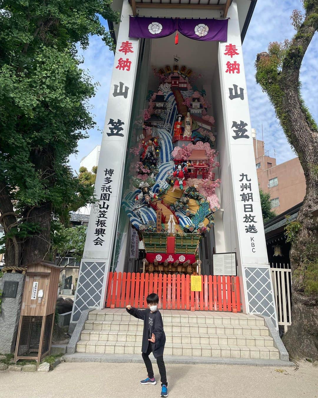 尾上菊之助さんのインスタグラム写真 - (尾上菊之助Instagram)「. 博多といえば博多祇園山笠ですね。 私が博多座に出演していたのは先月なので、残念ながらお祭りを拝見することはできませんでしたが、子供たちが福岡に来た折りに櫛田神社にお参りに行きました。義経千本桜の立派な山笠が奉納されていました。 ⁡ また、九月の歌舞伎座秀山祭で連獅子を倅 丑之助とつとめることとなりました。 岳父の三回忌の追善の公演です。大切につとめます。 ⁡ #尾上丑之助」7月4日 22時00分 - onoekikunosuke