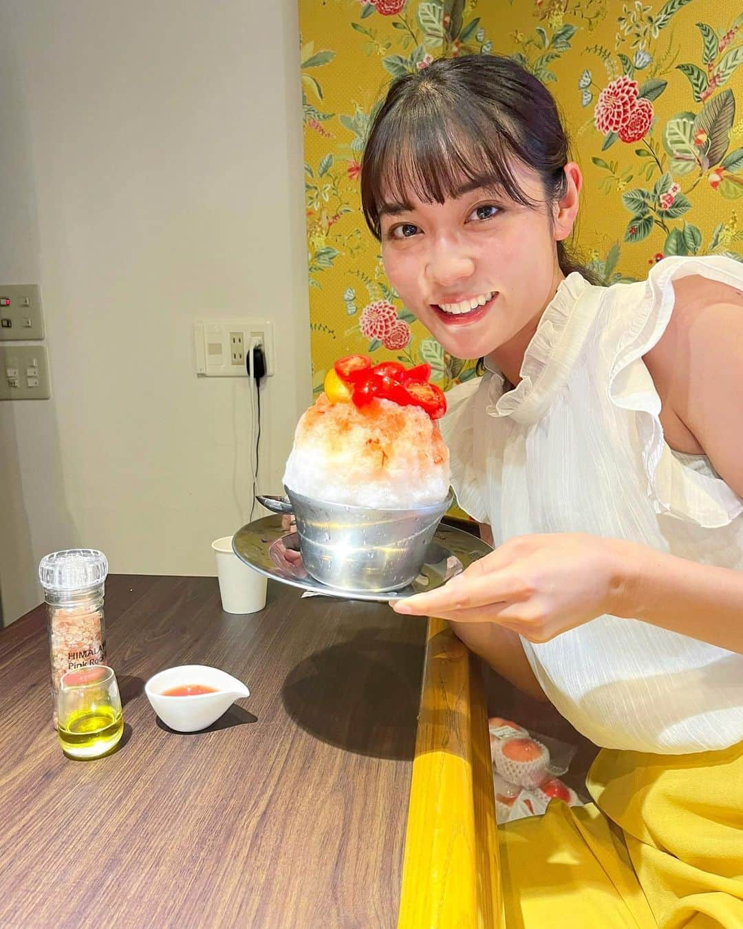 林恵理のインスタグラム：「この夏やりたいことの1つ！ 『かき氷を食べる』を達成。笑  トマト好きにはたまらないトマト味のかき氷🍧  甘くてちょっぴり酸味があって、とにかくさっぱり！ トマトの追いソースも最高でした。  味変でオリーブオイルと塩をかけて食べると 冷静スープを食べているようなそんな感じ。 オリーブオイルと塩をかき氷にかけたのは人生で初めてです。笑  美味しかった😋✨ . . #サクラ咲 #サクラ咲浅草 #浅草 #浅草グルメ #かき氷 #かき氷屋さん #かき氷部 #浅草かき氷 #夏の風物詩 #かき氷はじめました #asakusa #kakigoori #summer #tokyogrumet」