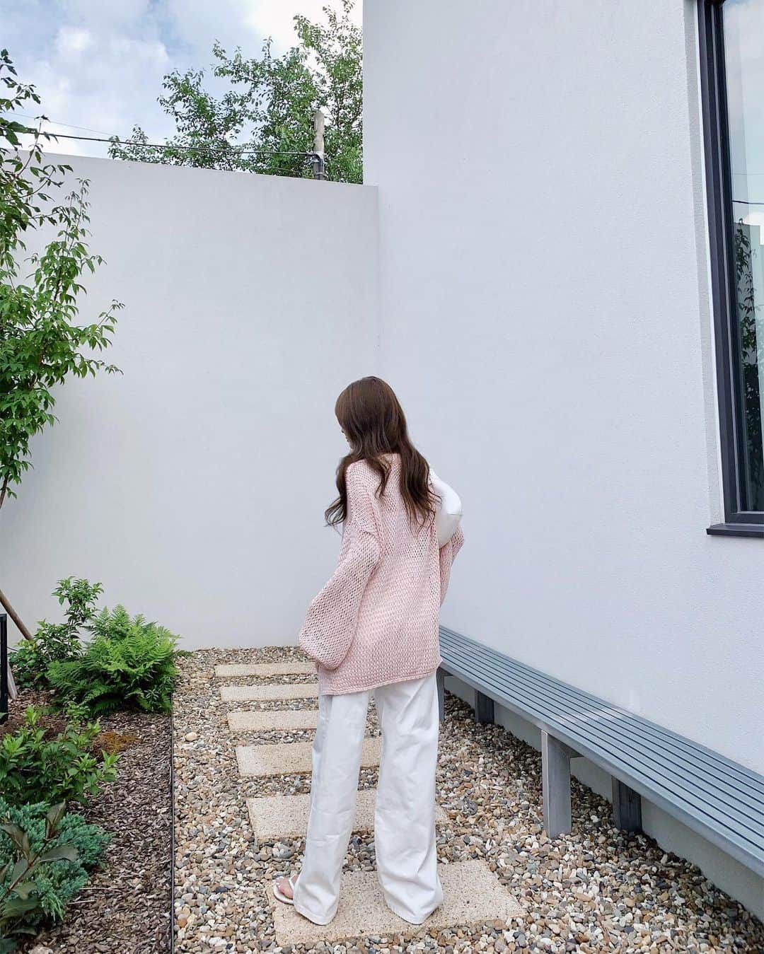 スヒョンのインスタグラム：「♥ 작년 이맘때쯤 사진인데.. 작년엔 타기 싫어서 긴팔, 긴 바지만 입다가 올해는 양산까지 쓰고 다니는 나 🌂  날씨 진짜 이게 맞나요 ? 여름에 태어났지만 여름 넘 싫음 👿 𝑱𝒂𝒏𝒈𝒔𝒖𝒉𝒚𝒖𝒏」