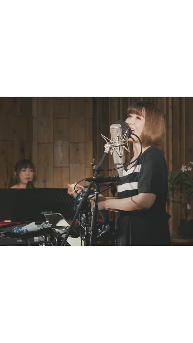 奥村愛子のインスタグラム：「🔈  ONLINE STUDIO LIVE 2021 “夏の終わり、プルメリア”より 『お祭りだって知ってたら』  夏らしい一曲をどうぞ🎆  Key＆Cho 土屋佳代 @kayotsuchiya  Gt 笠間洋平 @masaka_yohey  Ba 中村昌史 @masahitonakamura   📹 kusuguru @dee_futakami  🎧 volta studio recording @shoichi_volta」