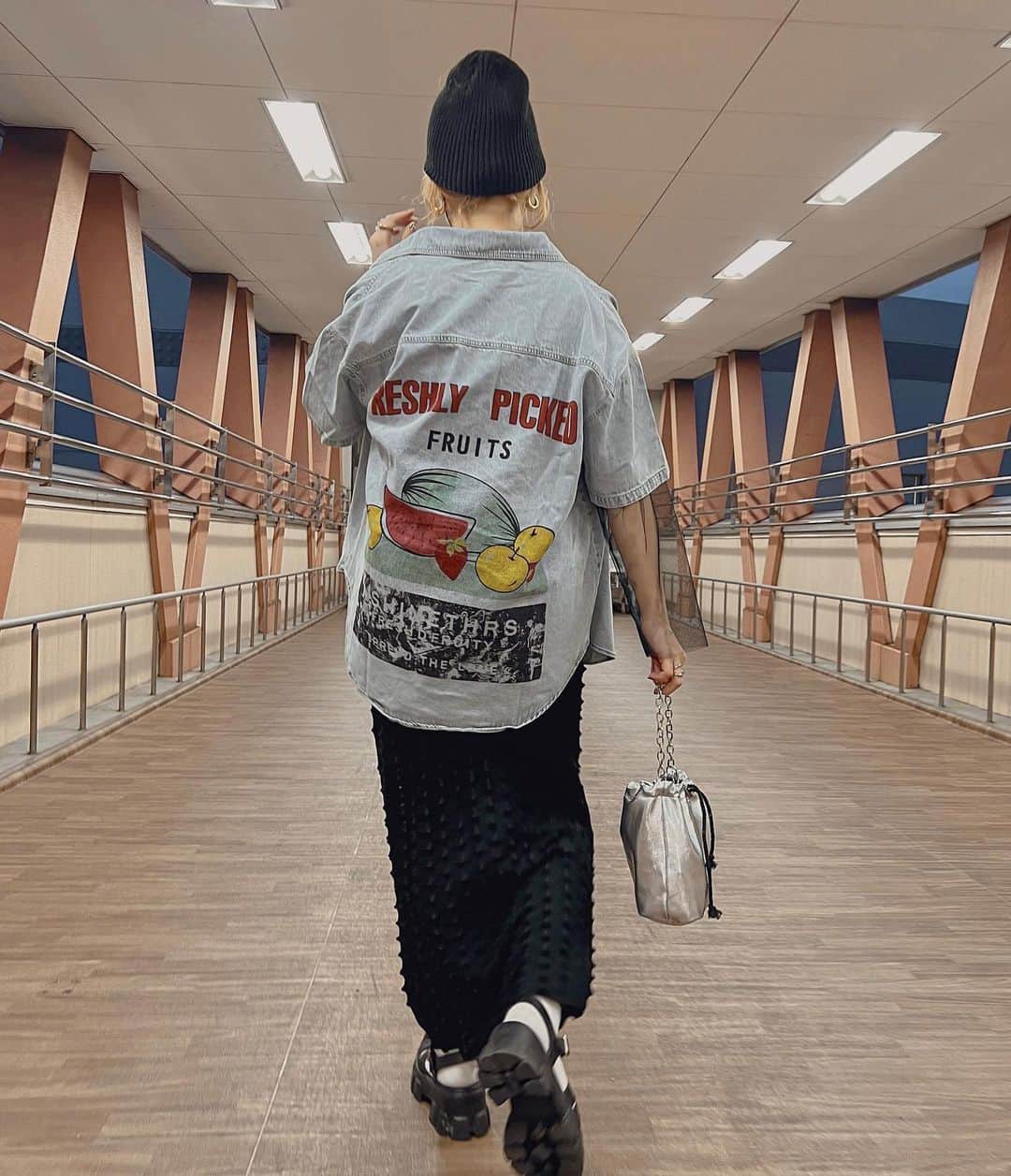 natsupoo0315のインスタグラム：「こんなの欲しかった🫶 めちゃかわ半袖デニシャツ♡ バッグもかわいい😚  @miney.mobile.order   中にシアートップス合わせたよ😚 @mivialoca   #mineymobileorder#miney #大人カジュアル#カジュアル#高身長#高身長コーデ#メンズライク#骨格ナチュラル#カジュアルコーデ」