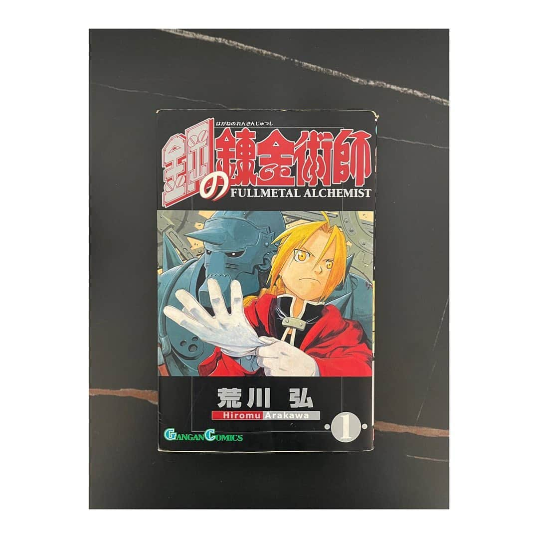 小池美由のインスタグラム：「たまに紙で読みたくなる 最近は電子が圧倒的に多いです  小池、錬成陣とかめっちゃ描けるよ🔯  伊達に厨二病やってないからな 　 実家からわざわざ妹子に持ってきてもらいました🤓 　 古から姉の王政は続いてます。  #鋼の錬金術師」