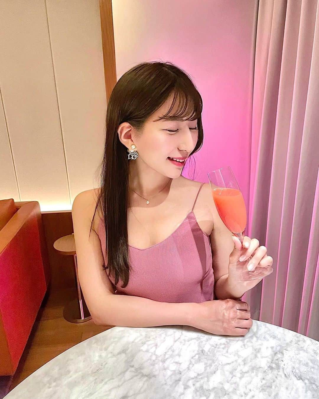 Manaさんのインスタグラム写真 - (ManaInstagram)「夏本番へ向けて𝐒𝐤𝐢𝐧 𝐜𝐚𝐫𝐞と𝐁𝐨𝐝𝐲 𝐦𝐚𝐤𝐞に力をいれてます🐥 ⁡ すこし前にHAABビューティークリニックで ヴェルベットスキンをしていただいて お肌のツヤが更に増えてキメも細かくなりました💕 ⁡ ダーマペンは極細針でお肌に微細な穴を開け その後マッサージピールの薬剤を塗布して ハリ・ツヤのある肌へと導く施術です✨ ⁡ すればするほど綺麗になっていくので にきび跡が気になっていた数年前から 繰り返し通いかれこれ12回目でした😳🤍🤍 ⁡ ⁡ 今は半年に1回くらい メンテナンスとして通っています♡ ⁡ ⁡ 同じようなお悩みで気になる方は 是非、 @haab_nagoya  行ってみてください☺️💗 ⁡ ⁡ 各エリアの方はこちらへ↓💁🏻‍♀️ ⁡ @haab_official (南青山) @haab_dream (原宿) @haab_yokohama (横浜) @haab_dream_osaka (大阪) ⁡ ⁡ ⁡ ⁡ ⁡ #ナチュラルメイク #今日のコーデ #夏コーデ #キャミワンピ #キャミワンピース #シンプルコーデ #ピンクコーデ #ゆるコーデ #大人女子 #女子力アップ #haab #pr #クリニック #医療 #ヴェルベットスキン #ダーマペン #ピーリング  #美肌 #ツヤ肌 #艶肌 #久屋大通 #青山 #南青山 #原宿 #東京 #名古屋」7月4日 21時57分 - mana.tcy