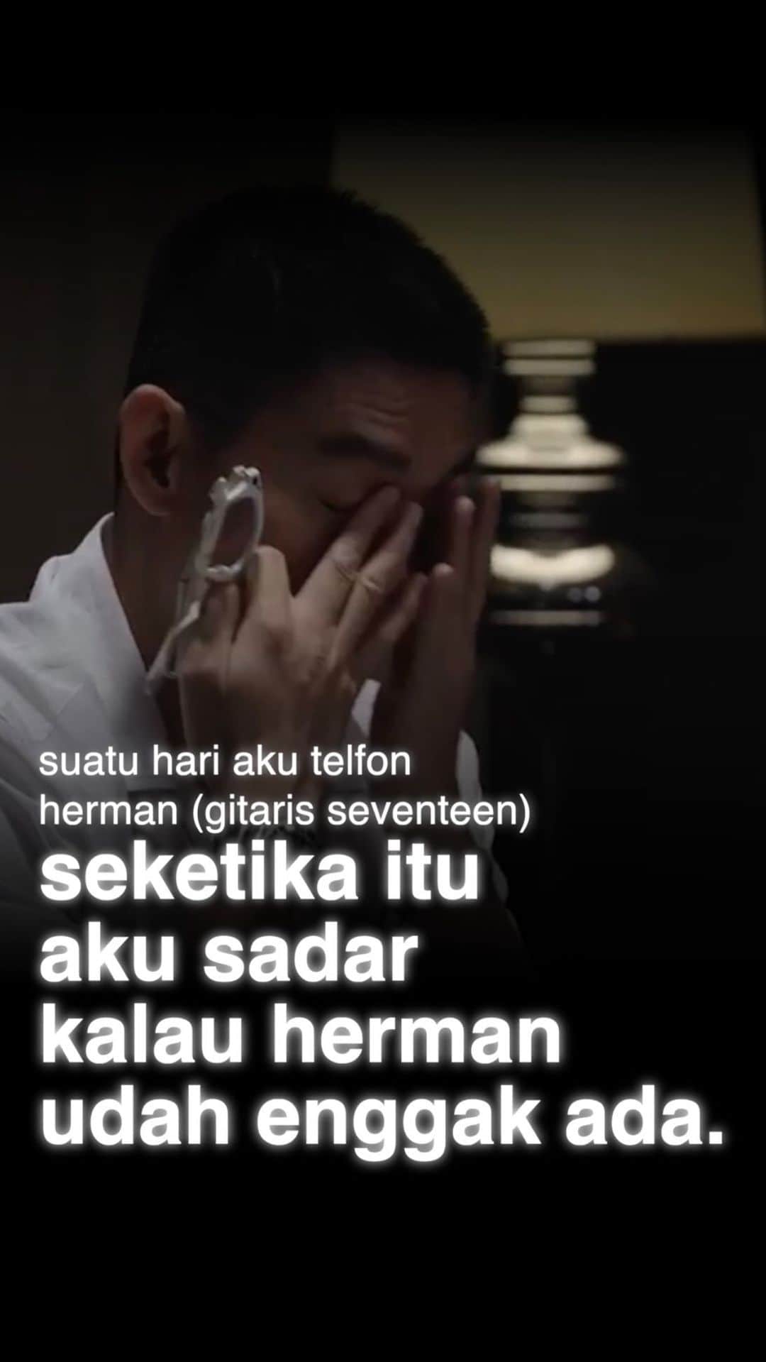 Prilly Latuconsinaのインスタグラム：「Meski raganya telah hilang, terkadang kita seringkali merasa seseorang itu masih ada. Memang berat menerima kehilangan.  Ifan Seventeen berbagi cerita tentang kehilangan sahabat-sahabat terbaiknya. Tonton selengkapnya di Youtube Sinemaku Pictures.  Ketika Berhenti Di Sini tayang 27 Juli 2023 di bioskop.  #KetikaBerhentiDiSini #MerayakanKehilangan #SocialExperiment」