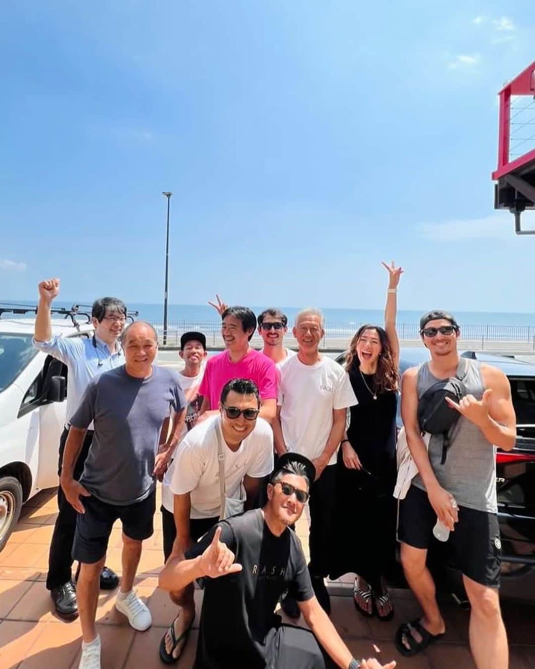 のインスタグラム：「Team @rash_wetsuits ☀️  恒例の真夏の中、真冬のウェットスーツ撮影でした！  いつも　good vibesな皆で、今日も良い撮影ができました！ 楽しいって大事だな🤣 いつも仕事を楽しむ姿勢と空気を作ってくださる皆に感謝✨  ムードメーカーの　@gaku__yamasaki ちゃんが記念写真撮ってくれました🪜🙏  Thank you！ @oka.6009  @chacky.sasa.2741973  @ytk_3110  @yasumamiura  @michinw  @akivaz  @nobu_osawa」
