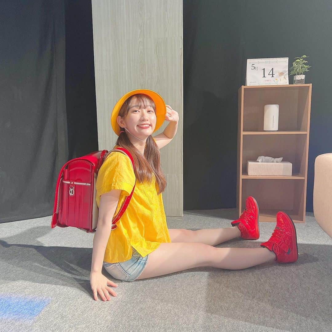 若松愛里さんのインスタグラム写真 - (若松愛里Instagram)「Bee×Piiぷろでゅーすvol.1 『Heyばあちゃん！テレビ点けて』 2023.06/28(水)〜07/02(日)  全9公演無事終演いたしました！ 応援してくださった皆様ありがとうございました✨  清水凪役を演じさせていただきました若松愛里です！  今まで、回想シーンなどで小学生や幼女を演じたことはあったのですが小学生の役だけというのは初めてで近所の子や通りすがりの小学生すごい見た気がします。笑  これでも成人してます！😎  稽古から日替わりネタ(?)の多い座組と言いますか作品で 毎日新鮮に笑ってました☺️  こんなに毎日何やろうとたくさんのことを考えていたので、 懐かしい遊びも思い出しましたし、新しい遊びも開発もしてました😳  それを毎回一緒に遊んでくれる凛ちゃん(さつきさん)も パパ(菅ちゃんさん)も本当にすごい対応力でありがたかったです🙇🏻‍♀️  時にみんな巻き込んで遊んでもらった日もあったり。 凪の家族って感じました😌  時間にすると短い時間でかなりの人物が嵐のように登場し展開も早いけれど、濃い分とっても見やすいおはなしだったんではないかなと思います💭  劇中、音楽に合わせて時が進んでミッションをクリアしていくシーンがあるのだけれど、そのひとつひとつが人の為を思って行動をしていてあったかくて私は大好きな時間です😊  前半の嵐のような笑いはいずこへと言わんばかりに 雲行きは怪しくなり、、、  稽古場から何度見ても胸が苦しくなる最後。 私個人としてはおじいちゃんが、 決して強くない主人公なのが刺さるなと思うお話に感じていました。  強いヒーローみたいなかっこいい主人公も憧れるけど、 強くないからこそ人間らしくて。いいな。 って思うおじいちゃん😌  振り返りと言いつつ配信のアーカイブが2週間残っておりまして、7/1(土).7/2(日)夜回がまだ見られます✨  日替わり満載ということで、1日、2日シーンによっては別物だ！ なところもあります☺️  さらに、大千秋楽はありがたいことにトリプルカーテンコールまでいただきまして、そこまで映像収録されていますのでお楽しみいただけたらと思います🙇🏻‍♀️  そう、Twitterに書ききれなかったのだけど、ダブルカーテンコールさえ嬉しいのに、トリプルカーテンコールなんてもっと嬉しすぎたし、お客様の顔に、キャストの表情みたらすごく込み上げました🥺 それだけ愛していただけて本当に嬉しかったです！ ありがとうございます🙇🏻‍♀️  ぜひ見ていただきたい作品です。  みなさま後悔のない人生を！ ありがとうも好きも愛してるも照れくさくて、 なかなか伝えられないけど…  大好きな人に大好き！！と伝えられる時間は限られているから 精一杯伝えようね！  まずは私から！大好きだよ！いつもありがとう！  清水凪役 若松愛里  #舞台 #Bee #Pii #produce #vol #1 #Heyばあちゃん #新宿 #スター #フィールド #新宿スターフィールド #楽日 #千秋楽 #大千秋楽 #ダブル #トリプル #カーテンコール #ありがとう #ありがとうございました #小学生 #ランドセル #おじいちゃん #おばあちゃん #AI #ロボット #家族 #仲間 #ハートフル #コメディ #若松愛里」7月4日 21時59分 - wakamatsuairi_official