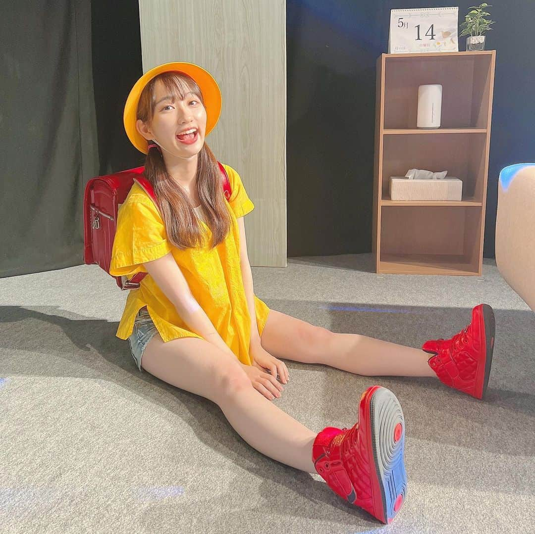 若松愛里さんのインスタグラム写真 - (若松愛里Instagram)「Bee×Piiぷろでゅーすvol.1 『Heyばあちゃん！テレビ点けて』 2023.06/28(水)〜07/02(日)  全9公演無事終演いたしました！ 応援してくださった皆様ありがとうございました✨  清水凪役を演じさせていただきました若松愛里です！  今まで、回想シーンなどで小学生や幼女を演じたことはあったのですが小学生の役だけというのは初めてで近所の子や通りすがりの小学生すごい見た気がします。笑  これでも成人してます！😎  稽古から日替わりネタ(?)の多い座組と言いますか作品で 毎日新鮮に笑ってました☺️  こんなに毎日何やろうとたくさんのことを考えていたので、 懐かしい遊びも思い出しましたし、新しい遊びも開発もしてました😳  それを毎回一緒に遊んでくれる凛ちゃん(さつきさん)も パパ(菅ちゃんさん)も本当にすごい対応力でありがたかったです🙇🏻‍♀️  時にみんな巻き込んで遊んでもらった日もあったり。 凪の家族って感じました😌  時間にすると短い時間でかなりの人物が嵐のように登場し展開も早いけれど、濃い分とっても見やすいおはなしだったんではないかなと思います💭  劇中、音楽に合わせて時が進んでミッションをクリアしていくシーンがあるのだけれど、そのひとつひとつが人の為を思って行動をしていてあったかくて私は大好きな時間です😊  前半の嵐のような笑いはいずこへと言わんばかりに 雲行きは怪しくなり、、、  稽古場から何度見ても胸が苦しくなる最後。 私個人としてはおじいちゃんが、 決して強くない主人公なのが刺さるなと思うお話に感じていました。  強いヒーローみたいなかっこいい主人公も憧れるけど、 強くないからこそ人間らしくて。いいな。 って思うおじいちゃん😌  振り返りと言いつつ配信のアーカイブが2週間残っておりまして、7/1(土).7/2(日)夜回がまだ見られます✨  日替わり満載ということで、1日、2日シーンによっては別物だ！ なところもあります☺️  さらに、大千秋楽はありがたいことにトリプルカーテンコールまでいただきまして、そこまで映像収録されていますのでお楽しみいただけたらと思います🙇🏻‍♀️  そう、Twitterに書ききれなかったのだけど、ダブルカーテンコールさえ嬉しいのに、トリプルカーテンコールなんてもっと嬉しすぎたし、お客様の顔に、キャストの表情みたらすごく込み上げました🥺 それだけ愛していただけて本当に嬉しかったです！ ありがとうございます🙇🏻‍♀️  ぜひ見ていただきたい作品です。  みなさま後悔のない人生を！ ありがとうも好きも愛してるも照れくさくて、 なかなか伝えられないけど…  大好きな人に大好き！！と伝えられる時間は限られているから 精一杯伝えようね！  まずは私から！大好きだよ！いつもありがとう！  清水凪役 若松愛里  #舞台 #Bee #Pii #produce #vol #1 #Heyばあちゃん #新宿 #スター #フィールド #新宿スターフィールド #楽日 #千秋楽 #大千秋楽 #ダブル #トリプル #カーテンコール #ありがとう #ありがとうございました #小学生 #ランドセル #おじいちゃん #おばあちゃん #AI #ロボット #家族 #仲間 #ハートフル #コメディ #若松愛里」7月4日 21時59分 - wakamatsuairi_official