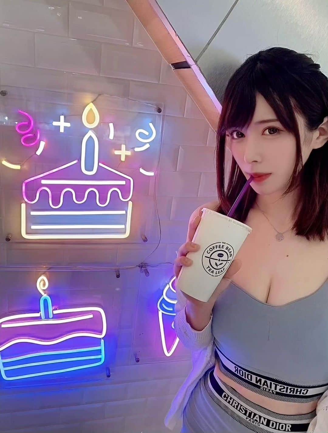 辻井ほのかのインスタグラム：「☕️❤️❤️❤️  #cafe #neon #coffee #日本女孩 #日本美女 #性感女演員 #日本性感女星」