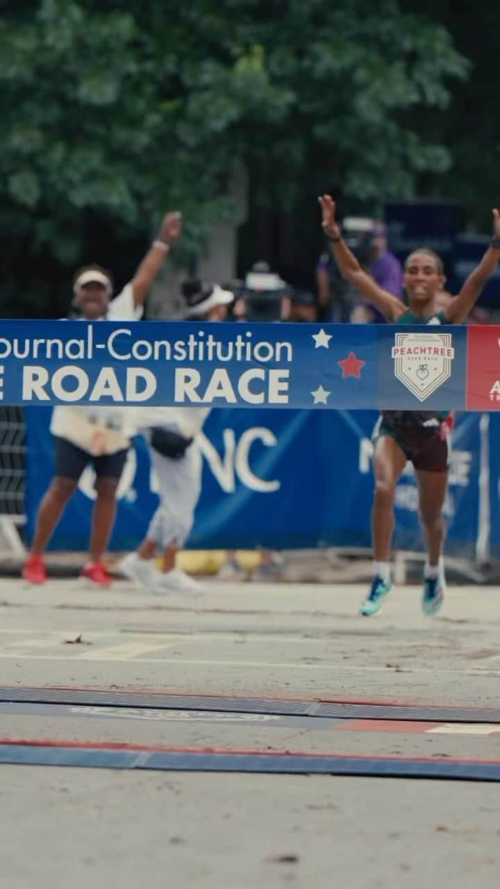 のインスタグラム：「Life’s peachy when you go down in the books. 🍑✍️  Fotyen Tesfay becomes an @atlantatrackclub Peachtree Road Race champion for the first time, winning out in a crazy finish to the line.   👟 Adizero Takumi Sen 9 ⏱️ 30:43 #Adizero #ImpossibleIsNothing」