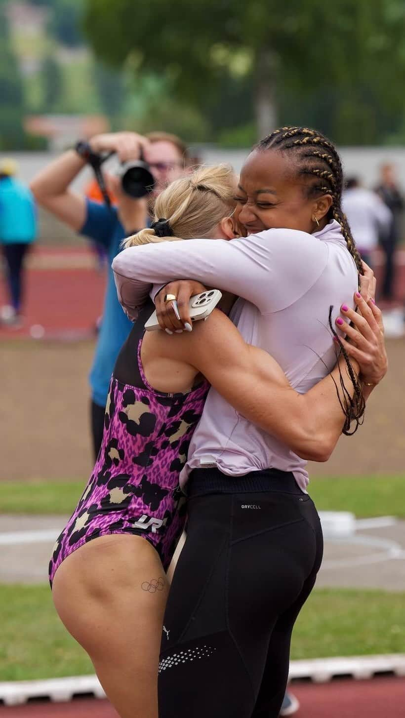 ハンネ・クレスのインスタグラム：「NATIONAL RECORD AND OLYMPIC QUALIFIER (54:33) 🇧🇪🩷🚀  I still can’t believe it. ✨ Thank you for all your lovely messages 🥹🫶🏼   Thanks coach @rolkah 😘🐘   Last but not least, thank you @gaetan.chiroux for this amazing edit. 🙏🏼🐐   @resisprint @teambelgium  #unstoppable #nationalrecord #teambelgium #resisprint」