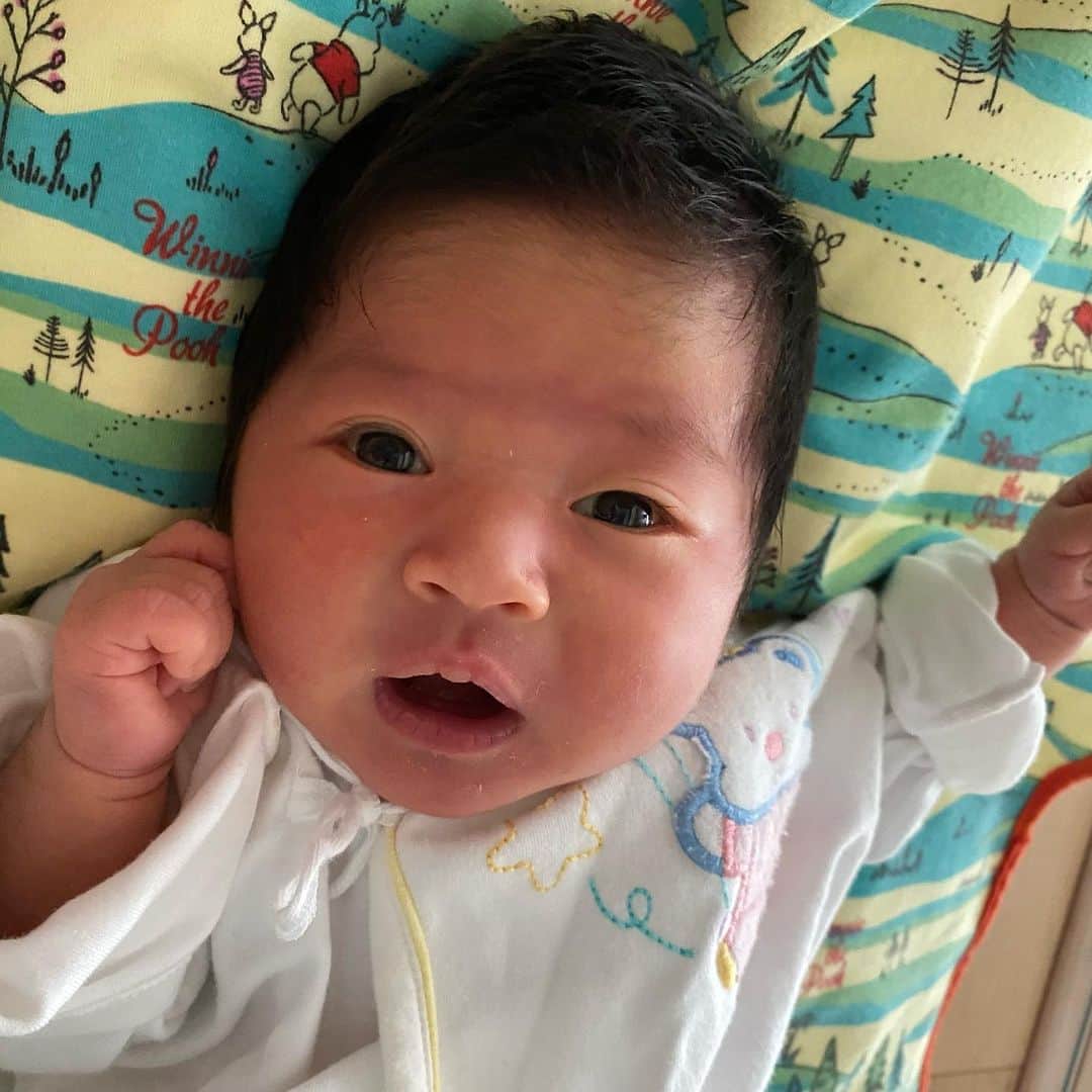 小泉留菜さんのインスタグラム写真 - (小泉留菜Instagram)「👶🏻🌼 . . 詩ちゃん新生児らすと🥹💕 . . 3時間授乳もなんとか乗り越えたよ、、、🥹👏🏻✨ はあ、新生児終わっちゃうの寂しい😂💦 . . #新生児 #新生児lastday  #3歳 #3歳男の子 #3歳児 #ママ #男の子ママ #ママスタグラム #25歳ママ #口唇口蓋裂 #関東ママ #埼玉ママ　 #出産 #出産報告 #ご報告 #第二子 #第二子出産 #赤ちゃん #ベビー #baby #女の子ママ #2児ママ #0歳 #0歳児 #0歳児ママ #兄妹」7月4日 22時13分 - runa_tyobin