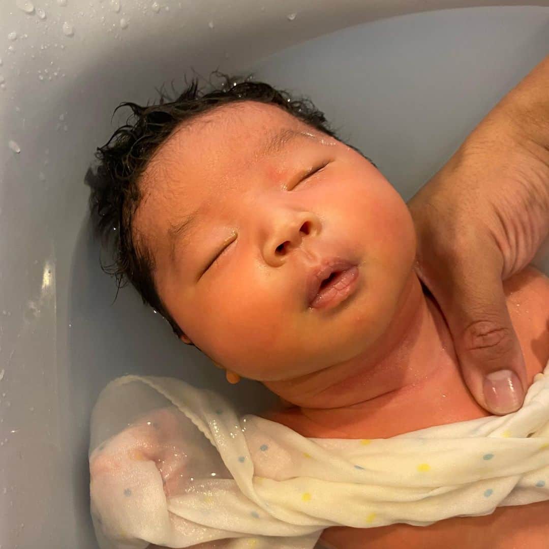 小泉留菜さんのインスタグラム写真 - (小泉留菜Instagram)「👶🏻🌼 . . 詩ちゃん新生児らすと🥹💕 . . 3時間授乳もなんとか乗り越えたよ、、、🥹👏🏻✨ はあ、新生児終わっちゃうの寂しい😂💦 . . #新生児 #新生児lastday  #3歳 #3歳男の子 #3歳児 #ママ #男の子ママ #ママスタグラム #25歳ママ #口唇口蓋裂 #関東ママ #埼玉ママ　 #出産 #出産報告 #ご報告 #第二子 #第二子出産 #赤ちゃん #ベビー #baby #女の子ママ #2児ママ #0歳 #0歳児 #0歳児ママ #兄妹」7月4日 22時13分 - runa_tyobin