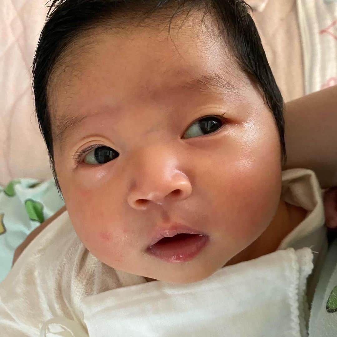 小泉留菜さんのインスタグラム写真 - (小泉留菜Instagram)「👶🏻🌼 . . 詩ちゃん新生児らすと🥹💕 . . 3時間授乳もなんとか乗り越えたよ、、、🥹👏🏻✨ はあ、新生児終わっちゃうの寂しい😂💦 . . #新生児 #新生児lastday  #3歳 #3歳男の子 #3歳児 #ママ #男の子ママ #ママスタグラム #25歳ママ #口唇口蓋裂 #関東ママ #埼玉ママ　 #出産 #出産報告 #ご報告 #第二子 #第二子出産 #赤ちゃん #ベビー #baby #女の子ママ #2児ママ #0歳 #0歳児 #0歳児ママ #兄妹」7月4日 22時13分 - runa_tyobin