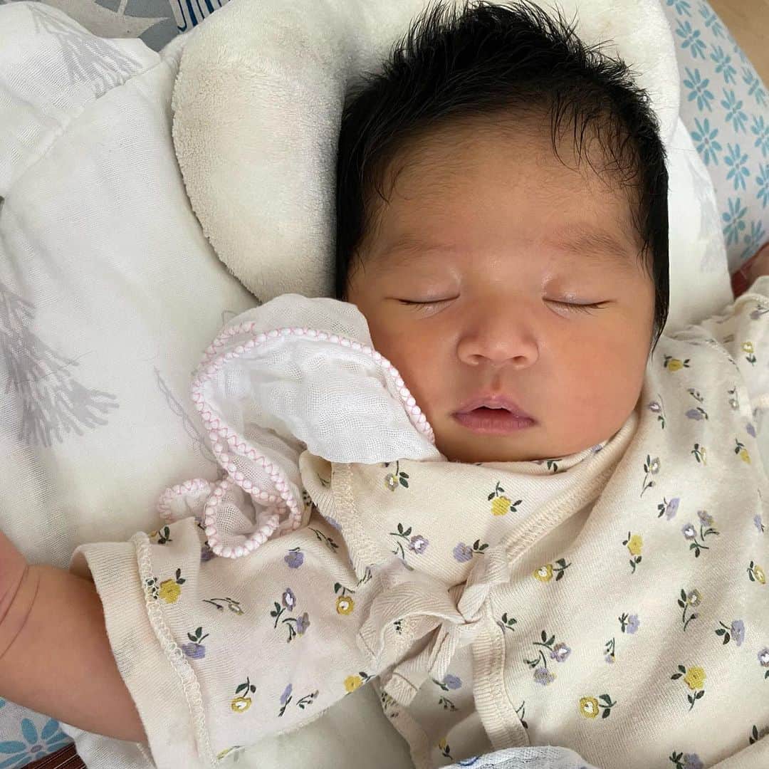 小泉留菜さんのインスタグラム写真 - (小泉留菜Instagram)「👶🏻🌼 . . 詩ちゃん新生児らすと🥹💕 . . 3時間授乳もなんとか乗り越えたよ、、、🥹👏🏻✨ はあ、新生児終わっちゃうの寂しい😂💦 . . #新生児 #新生児lastday  #3歳 #3歳男の子 #3歳児 #ママ #男の子ママ #ママスタグラム #25歳ママ #口唇口蓋裂 #関東ママ #埼玉ママ　 #出産 #出産報告 #ご報告 #第二子 #第二子出産 #赤ちゃん #ベビー #baby #女の子ママ #2児ママ #0歳 #0歳児 #0歳児ママ #兄妹」7月4日 22時13分 - runa_tyobin