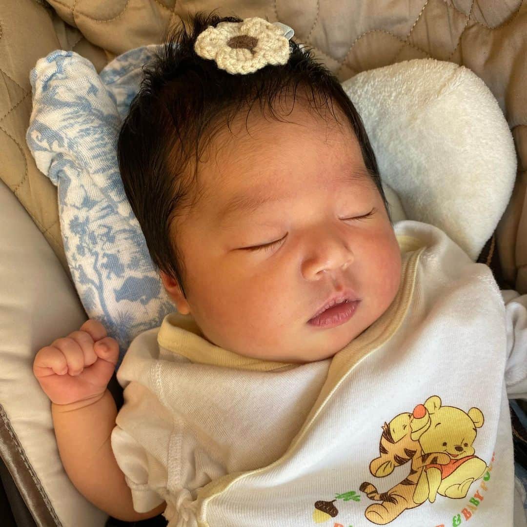 小泉留菜のインスタグラム：「👶🏻🌼 . . 詩ちゃん新生児らすと🥹💕 . . 3時間授乳もなんとか乗り越えたよ、、、🥹👏🏻✨ はあ、新生児終わっちゃうの寂しい😂💦 . . #新生児 #新生児lastday  #3歳 #3歳男の子 #3歳児 #ママ #男の子ママ #ママスタグラム #25歳ママ #口唇口蓋裂 #関東ママ #埼玉ママ　 #出産 #出産報告 #ご報告 #第二子 #第二子出産 #赤ちゃん #ベビー #baby #女の子ママ #2児ママ #0歳 #0歳児 #0歳児ママ #兄妹」