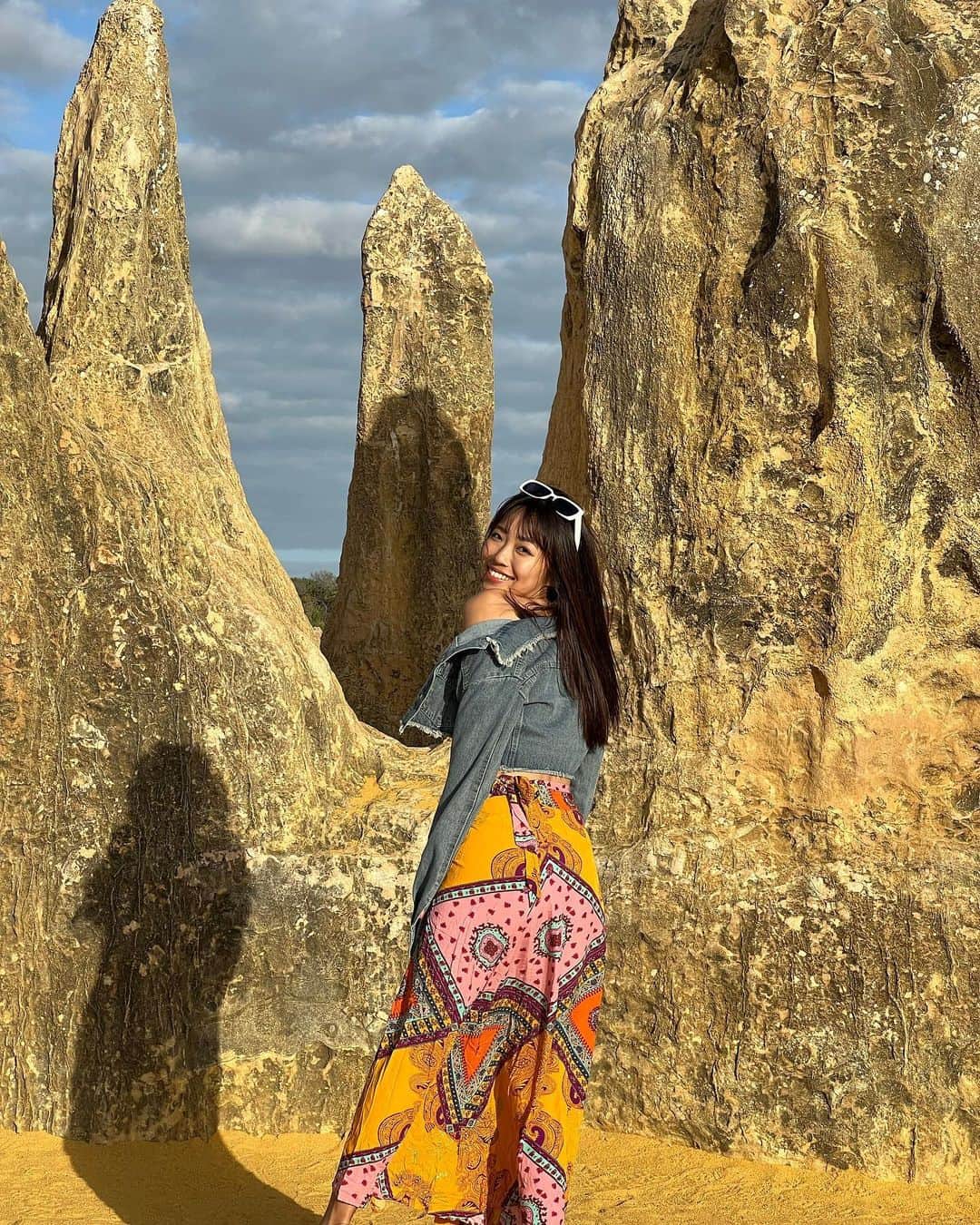 溝呂木世蘭さんのインスタグラム写真 - (溝呂木世蘭Instagram)「自然にできた不思議な地形  📍 ザ・ピナクルズ・デザート The Pinnacles Desert  平らな土地に岩がたくさん生えてきたような不思議な場所！！  大小さまざまな形をした岩が 面白くてお気に入りの岩をみんなで見つけてた！😂  土も真っ黄色で、 白い服で行くのには要注意！！  オーストラリアはキャンピングカーを借りての旅行だったけど 色んなところ回れて楽しかった！  どんどんオーストラリアロードトリップの内容更新していきます☺️  #オーストラリア#西オーストラリア#パース#Perth#ピナクルズ#ThePinnaclesDesert#pinnacles#旅好き#旅行好きな人と繋がりたい #旅女#ロードトリップ#キャンピングカー#loadtrip」7月4日 22時14分 - seran_0422