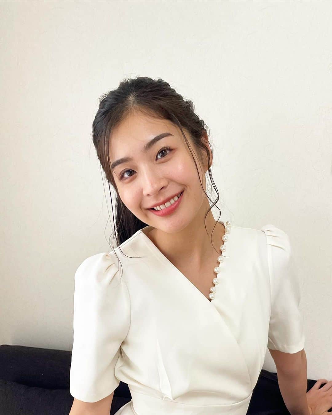 米山珠央のインスタグラム：「. 先日、宣材写真を撮り直しました〜！ 衣装は #lialapg の白ワンピ🤍 襟もとのパールがかわいくてお気に入り☺️♪ . 👗 @joint_space @lialapg  . . . #撮影 #オフショット #ワンピースコーデ #白ワンピ #高身長女子 #高身長コーデ #骨格ウェーブ #ブルベ冬 #ファッション#夏服コーデ#大人カジュアル#力ジュアルコーデ#大人シンプル#シンプルコーデ#大人女子コーデ#大人かわいいコーデ#きれいめコーデ#フェミニンコーデ#きれいめカジュアル#オフィスカジュアル#オフィスコーデ#上品コーデ#デートコーデ#お出掛けコーデ#デイリーコーデ#体型カバー#ワンピース #お呼ばれコーデ#二次会コーデ」