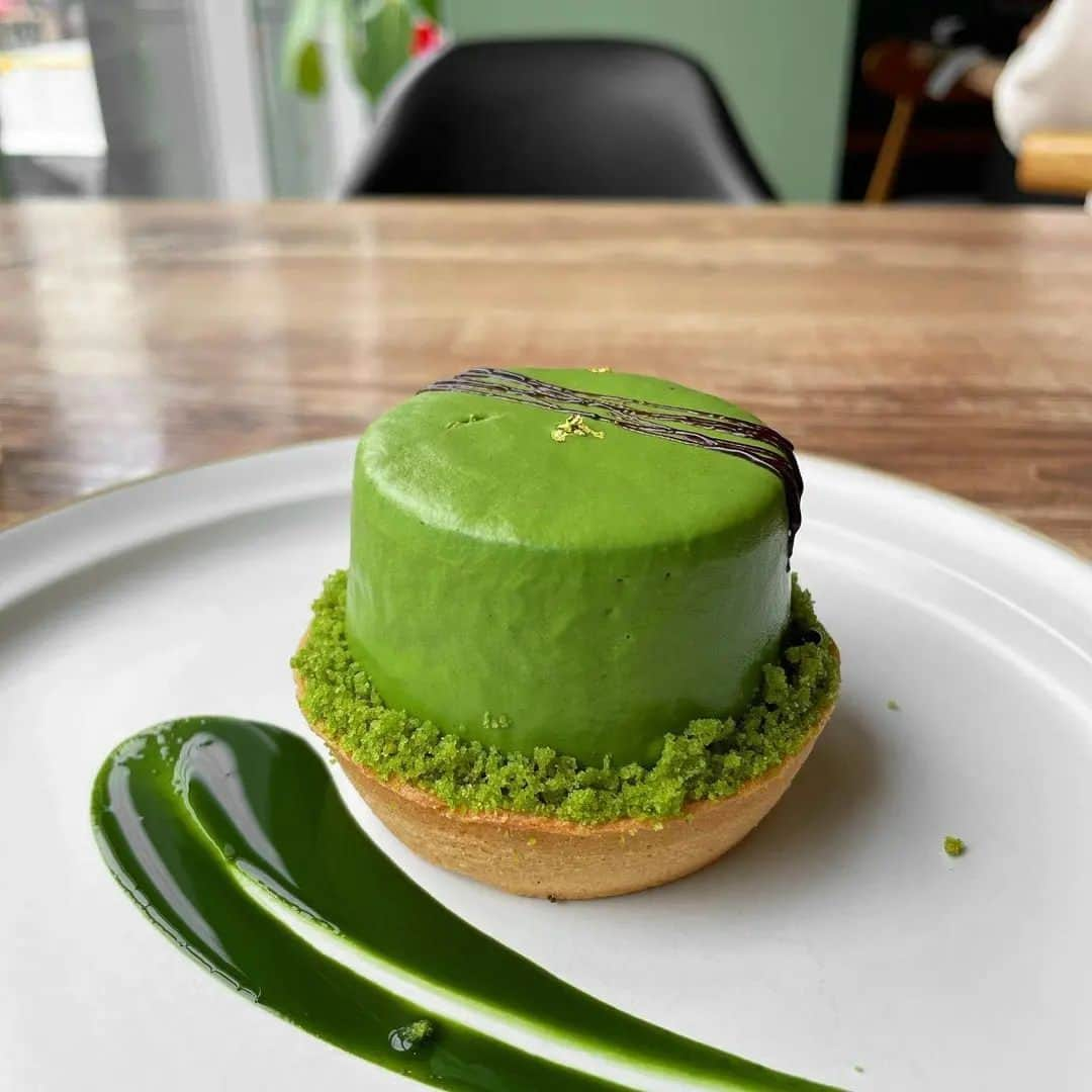 Matchæologist®さんのインスタグラム写真 - (Matchæologist®Instagram)「😍 Today’s to-do list: Grab a spoon and dive into this enticing #MatchaTart 🍮 with 🌿 #Matcha #PannaCotta beautifully captured by @matcha.mochico! Isn’t this #MatchaTreat the best thing you’ve seen today?! . We’ve got you covered if you’re craving the captivating taste of matcha green tea 🌿— the ultimate superfood that you can incorporate into any of your favourite creations! . 👉 Head to Matchaeologist.com (link in bio) to learn more about our range of ceremonial and culinary matcha. 🌿 . Matchæologist® #Matchaeologist Matchaeologist.com」7月4日 22時26分 - matchaeologist