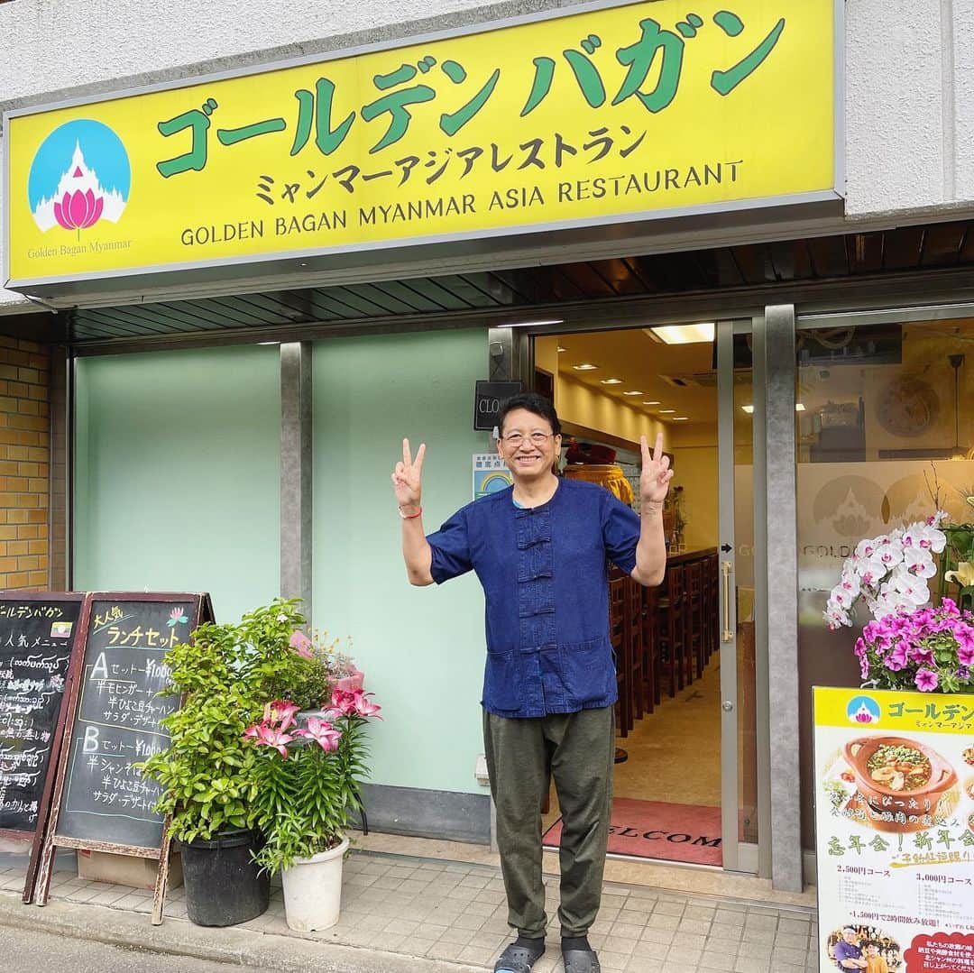 SAYUKIさんのインスタグラム写真 - (SAYUKIInstagram)「新宿でミャンマー🇲🇲の本格民族料理！　　#ゴールデンバガン　 #東京WORLDぐるぐるぐるめ  様々なアジア料理は日本でも日常的に食べるほどなりましたが、ミャンマー料理はあまり知られていませんよね。  ミャンマーは多民族国家で100以上の民族があり、こちらのお店を経営しているご夫婦は東部シャン族の出身で、故郷の味の魅力を伝えています。  今回はサプライズで民族衣装も用意していただき、突然の衣装チェンジタイム！お人形のように色鮮やかで可愛い衣装を着せていただきました😍✨ 濃いめの顔故に、現地の娘みたいよー💕と褒めていただきましたが、どうですか？！😆  お料理は写真の順に  ⭐️ヌ・ソム・ヌー バナナの皮でお米と豚肉を包み発酵させたソーセージ。おそらく今回イチのクセありメニュー。この独特の酸味と香りは初体験です。  ⭐️ラペットッ 発酵させたお茶の葉と豆のサラダ。 ミャンマーではポピュラーな食べるお茶の葉。発酵の風味が高菜のようでクセになる！  ⭐️トフージョー ひよこ豆で作ったシャン豆腐のカリッと揚げ。 揚げる前はプリンのようなシャン豆腐。揚げたてはカリッと中はフワッフワ！子供も大好きなはず。  そして、写真を撮り忘れましたが😭  ⭐️モヒンガー 素麺のようなミャンマーの米の麺 鯖とナマズで出汁をとった濃厚なスープが美味しい！  お豆と野菜たっぷりで発酵食品がふんだんに使われたミャンマー料理。特にシャン族の料理は油っこくなくとってもヘルシー。 新しい味わいが食べるごとにクセになります！  番組ではオーナー兼シェフのサイさんと奥様のモモさんに、ミャンマー料理やミャンマーについてインタビューしていますので是非ご覧ください☺️💕  視聴方法ほ　チャンネル700  で検索してみてください🙇‍♀️  家族連れも大歓迎との事✨ぜひゴールデンバガンで本格的なミャンマーの味を体験してみてください☺️  #ゴールデンバガン　#ミャンマー　#ミャンマー料理　#シャン族　#goldenbagan #新宿グルメ　#東京WORLDぐるぐるぐるめ　#myanmarfood #myanmar」7月4日 22時26分 - sayukisvoice