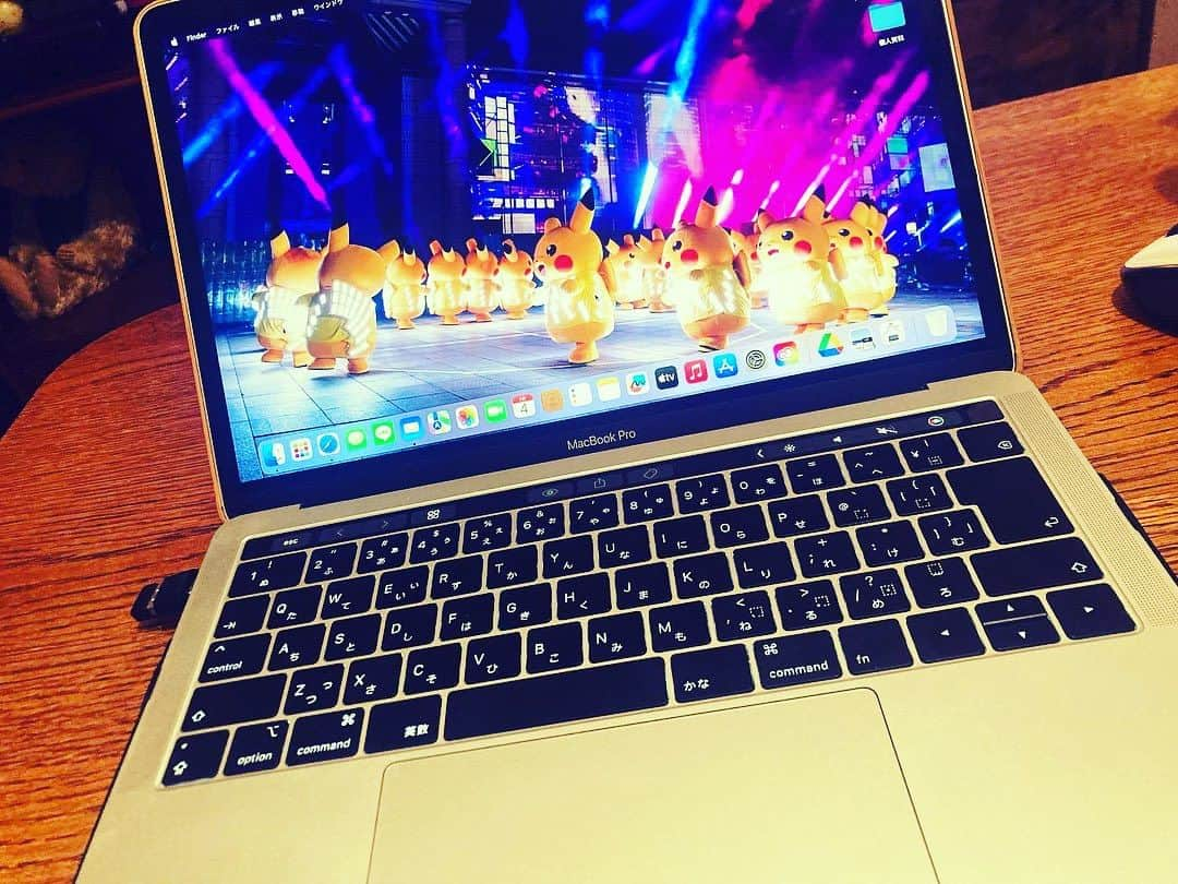 ごあきうえのインスタグラム：「最近はまたMacBookでデザイン画を描いてます♪ またいつかUPしますね。  て言うか、オレのMacBook Proかっちょいいでしょー。 一応、Touch Barなんですよー。 Touch Bar、便利ですよー。 特にMicrosoftのOffice仕事する時にとっても便利！  先日、zoom会議で映る自分の顔が色黒(地黒)なんで白くなりたくて ちょっと変な事しちゃってMacBookがおかしくなりました… どうしても白い人になりたくて。  それでApple Storeに走りました。 支配人のJPさんが丁寧に対応してくれました！ ありがとうございました。 本当に助かりました！  #MacBook #MacBookPro #AppleStore #AppleStoreShinjuku #TouchBar」