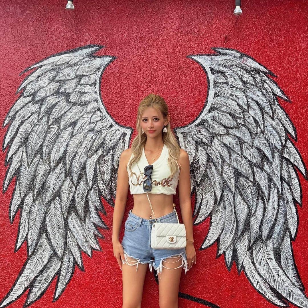 REINAのインスタグラム：「天使と悪魔どっちでしょ👼😈」