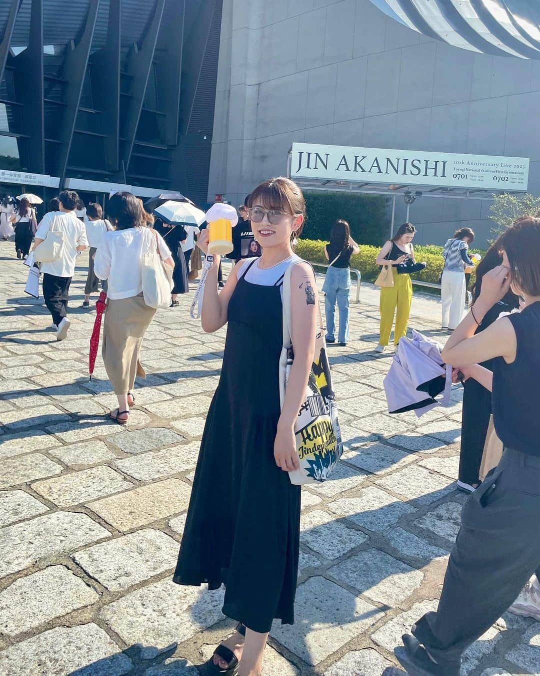 長澤佑香のインスタグラム：「⁡ ⁡ 𝐉𝐈𝐍 𝐀𝐊𝐀𝐍𝐈𝐒𝐇𝐈  𝟏𝟎𝐭𝐡 𝐀𝐧𝐧𝐢𝐯𝐞𝐫𝐬𝐚𝐫𝐲 𝐋𝐢𝐯𝐞 𝟐𝐃𝐚𝐲𝐬 𝟕/𝟐 𝐩𝐡𝐨𝐭𝐨📸 ⁡ ⁡ 前日に欲しいグッズは全部買えたので 2日目はゆっくりとご来場〜〜☺️🍻 席も2日目の方が良くて、前日とまた 違った感動でした🥹👏🏻ああまた8月 末からのツアーも当たりますように🙏🏻 今日も行きたかった🤦🏻‍♀️💭 ⁡ ⁡ #赤西仁 #JINAKANISHI #代々木第一体育館 #10周年ライブ #jips #jindependenceday2023」