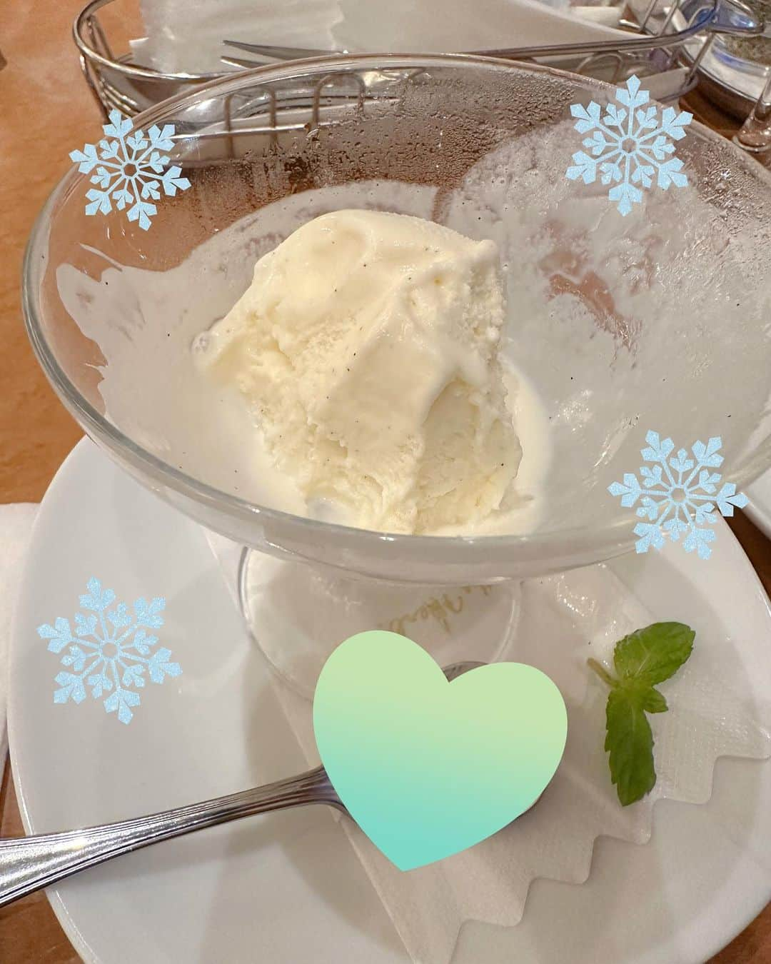 上原りさのインスタグラム：「私の推し様のもうお一方である朝月希和さんが アイスクリーム🍨への愛を綴っていらっしゃったのを見て、、、、 食べたくなったから食べちゃった☺️ 。 食べかけでごめんなさい🙇‍♀️ 久しぶりのアイス美味しかった🍨✨ アーイアイアアーイ♪ アーイスクリームすきすきー♪🍨 。 。 #アイスクリーム  #朝月希和 さん」