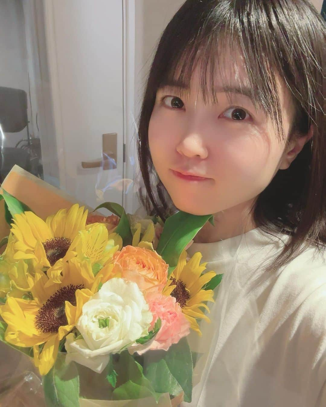 里咲りささんのインスタグラム写真 - (里咲りさInstagram)「6年間アシスタントを務めたRadioBerry『雷ヘッドライナー』先週の放送で卒業をしました🌼ギュウゾウさんもスタッフさんも番組もリスナーさんもみんなみんな大好きです！！！ギュウゾウさんはもうほんとに尊敬する先輩だし、きっと雷ライファミリー✨なので、これからもっとがんばっていい報告したいし番組以外でもお仕事することあると思う！！これからもよろしくお願いします！！素敵なお花いただきました🥰🌼  #雷ヘッドライナー #ラジオ #アシスタント #社長 #起業家」7月4日 22時23分 - risasatosaki