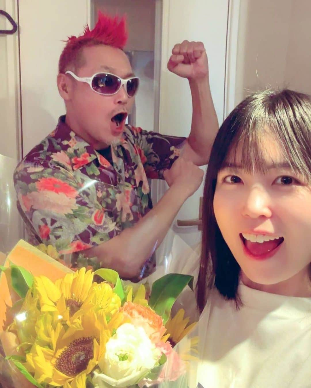 里咲りささんのインスタグラム写真 - (里咲りさInstagram)「6年間アシスタントを務めたRadioBerry『雷ヘッドライナー』先週の放送で卒業をしました🌼ギュウゾウさんもスタッフさんも番組もリスナーさんもみんなみんな大好きです！！！ギュウゾウさんはもうほんとに尊敬する先輩だし、きっと雷ライファミリー✨なので、これからもっとがんばっていい報告したいし番組以外でもお仕事することあると思う！！これからもよろしくお願いします！！素敵なお花いただきました🥰🌼  #雷ヘッドライナー #ラジオ #アシスタント #社長 #起業家」7月4日 22時23分 - risasatosaki