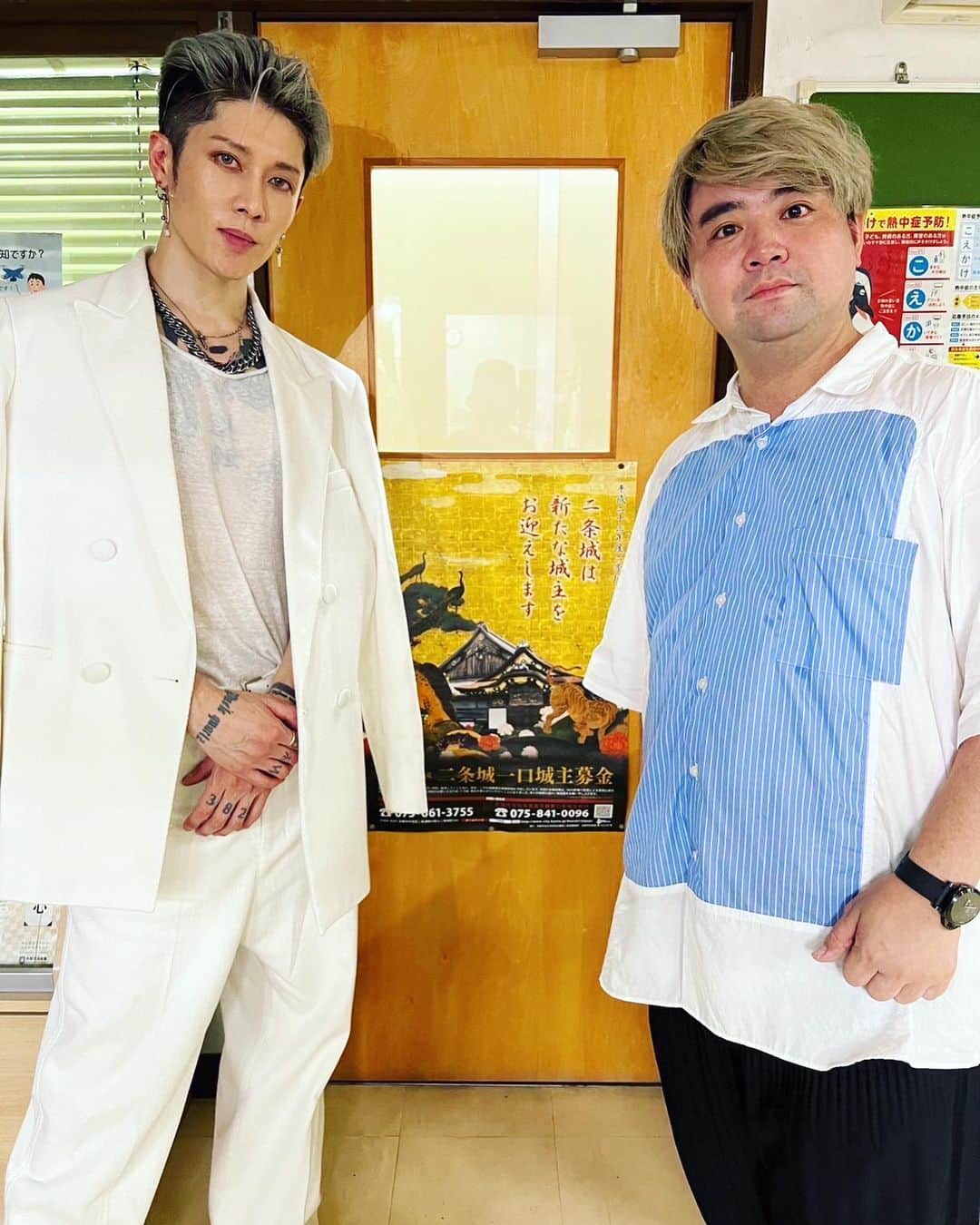 雅-MIYAVI-のインスタグラム：「Better late than never?  It was such an honor to perform at Nijo Castle in Kyoto such a historic and special place.  遅ればせながら 京都@二条城、お疲れ様でした〜  来てくれたみんなありがとう！  由緒ある特別な場所で 演奏できて感無量でした  写真は楽屋にて オアシスの松原代表と。  弾丸スケジュールだったので 全然京都っぽい写真撮れなかったんだけど さすがに二条城感なさすぎか。 (一応ポスターで二条城感出してます)  バンドのみんなもいつも最高のパフォーマンスをありがとう！三味線のチエさんも最高にロックしてました。  ライヴ映像あるので そのうち公開できるかも(？) なので待っててね  #写真ひいても変わらない二条城感の無さ」
