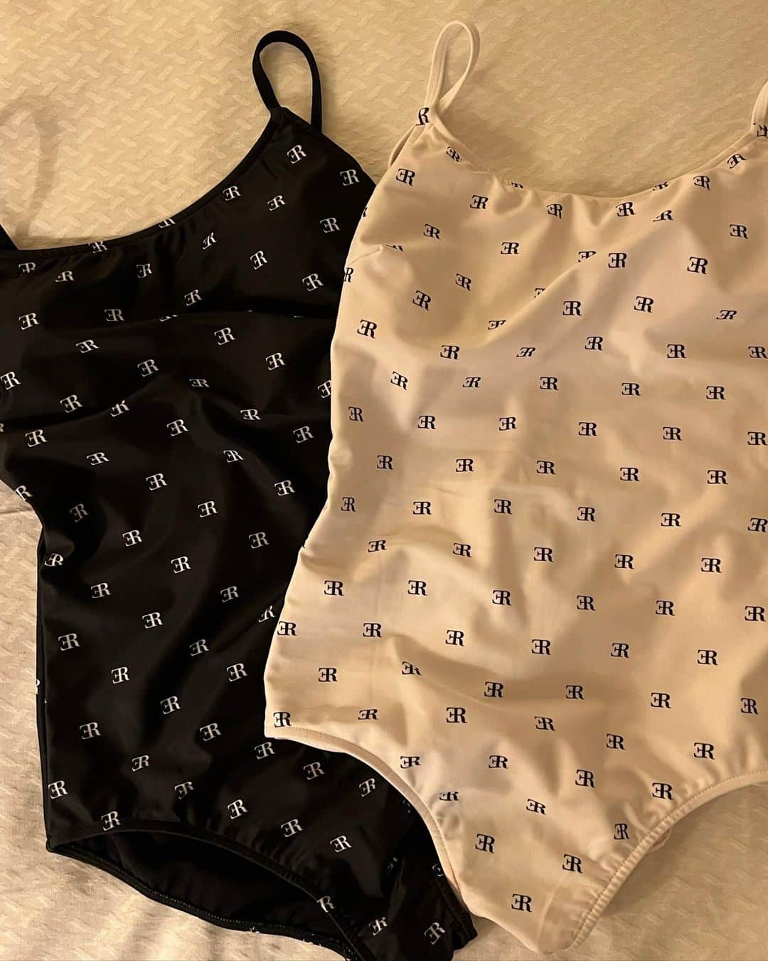 emmaさんのインスタグラム写真 - (emmaInstagram)「What you need for summer 🥥 @_er_offi   HOT SUMMER COLLECTION発売開始。 ER初の総柄アイテムたちで、 水着は服としても着れる水着を作りました🤍 ぴちぴちセクシーな水着も良いけどなんだか私らしくなくて、 なかなか好きな水着に出会えなくてこの時期になると水着を探してみては、ん〜🤔ってなって結局とりあえずな水着を探して...っていうのがずっとでした。  洋服としても着られるのが欲しいなぁってずっと思ってて。 形にこだわってセクシーすぎず、 でもヘルシーな肌見せができる やっとやっと理想な水着ができました❤︎  夏がとっても苦手な私にとって 今年の夏はこの水着たちと楽しみたいって思ってる👙  @_er_offi #ER_ER_ER」7月4日 22時29分 - okss2121