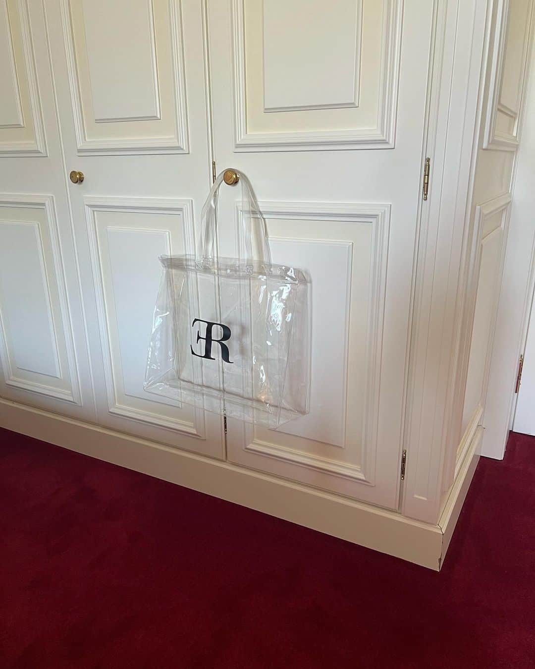 emmaさんのインスタグラム写真 - (emmaInstagram)「What you need for summer 🥥 @_er_offi   HOT SUMMER COLLECTION発売開始。 ER初の総柄アイテムたちで、 水着は服としても着れる水着を作りました🤍 ぴちぴちセクシーな水着も良いけどなんだか私らしくなくて、 なかなか好きな水着に出会えなくてこの時期になると水着を探してみては、ん〜🤔ってなって結局とりあえずな水着を探して...っていうのがずっとでした。  洋服としても着られるのが欲しいなぁってずっと思ってて。 形にこだわってセクシーすぎず、 でもヘルシーな肌見せができる やっとやっと理想な水着ができました❤︎  夏がとっても苦手な私にとって 今年の夏はこの水着たちと楽しみたいって思ってる👙  @_er_offi #ER_ER_ER」7月4日 22時29分 - okss2121