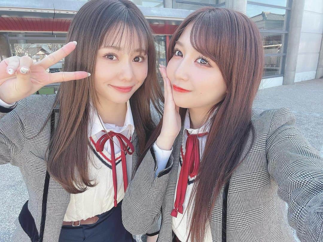 松本慈子のインスタグラム：「* 制服もジャージもまだまだ行けちゃうね☺️✌🏻  #彩夏へ #そろそろ会いたいよ #LINE中なんだけどね」