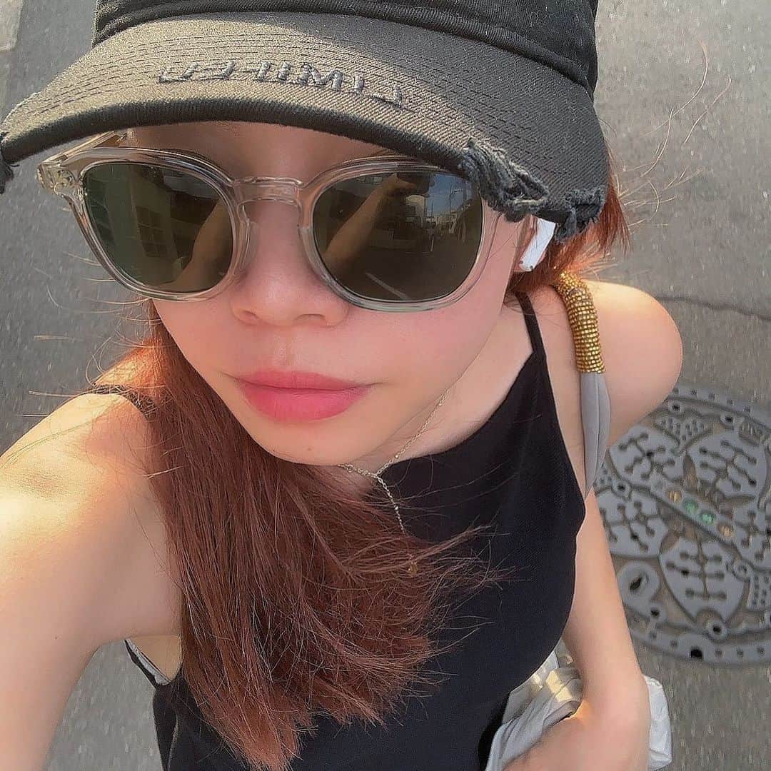 福地夏未のインスタグラム：「👋🏻 自撮りの腕🤳 髪の毛、ちゃんと乾かさないで寝てしまっていたため、 毛先ボッサボサごめんなさい (ちゃんとトリートメントして栄養与えました)  _  #夏日 #ノースリーブ #メイクは溶ける #ootd #code #ワンピースコーデ」