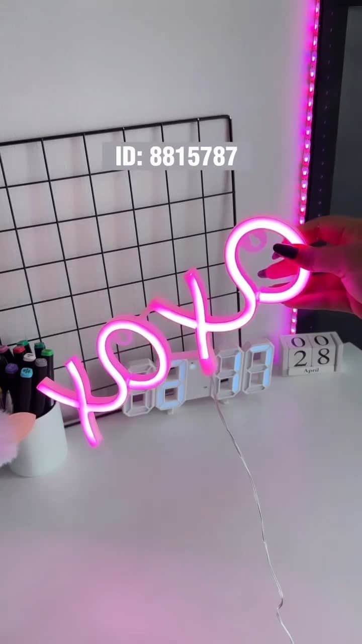 SHEINのインスタグラム：「Bedroom glow up in 3... 2... 1... 🛏️✨🤩 Which picks would show your living space some love? 👇 @tainaramalozii  🔎8815787 11390752 12316602 9799773 11920781  #SHEIN #SHEINforAll #SHEINstyle #fashion #chic #saveinstyle」