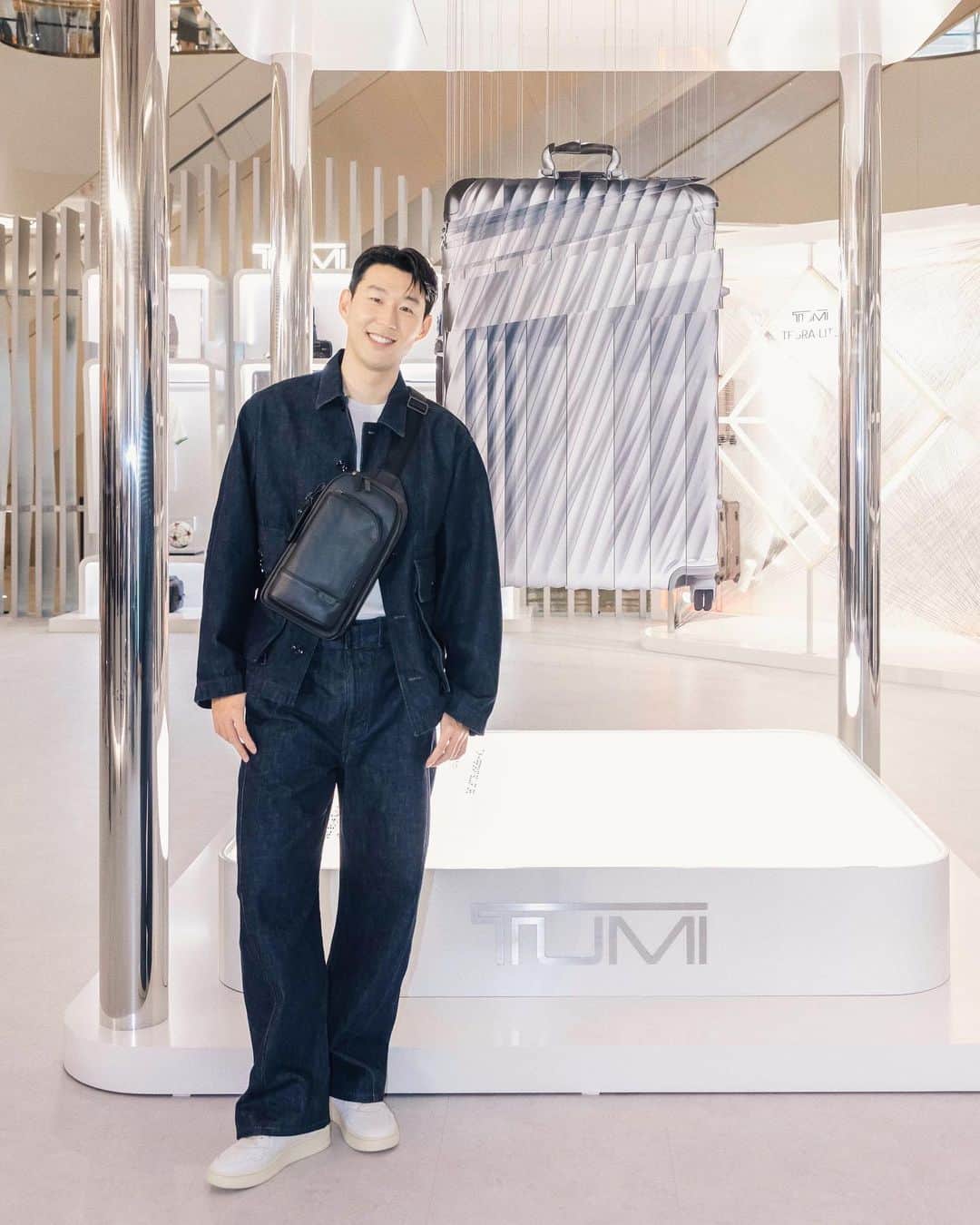 ソン・フンミンさんのインスタグラム写真 - (ソン・フンミンInstagram)「Visiting the @tumitravel team at their Essentially Beautiful Pop-Up at the Lotte World Mall 😁 #TUMIKR」7月4日 22時32分 - hm_son7